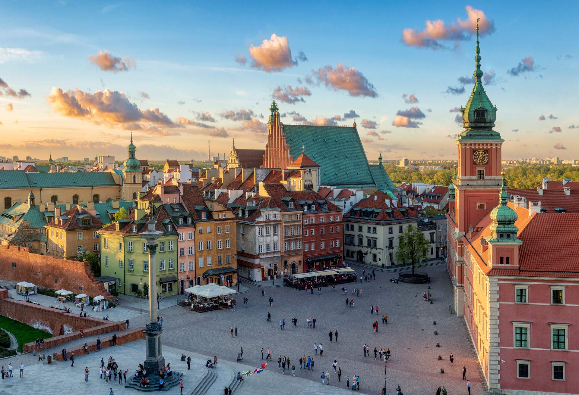 DEST_POLAND_WARSAW_OLD-TOWN_MARKET-SQUARE_GettyImages-1009606890