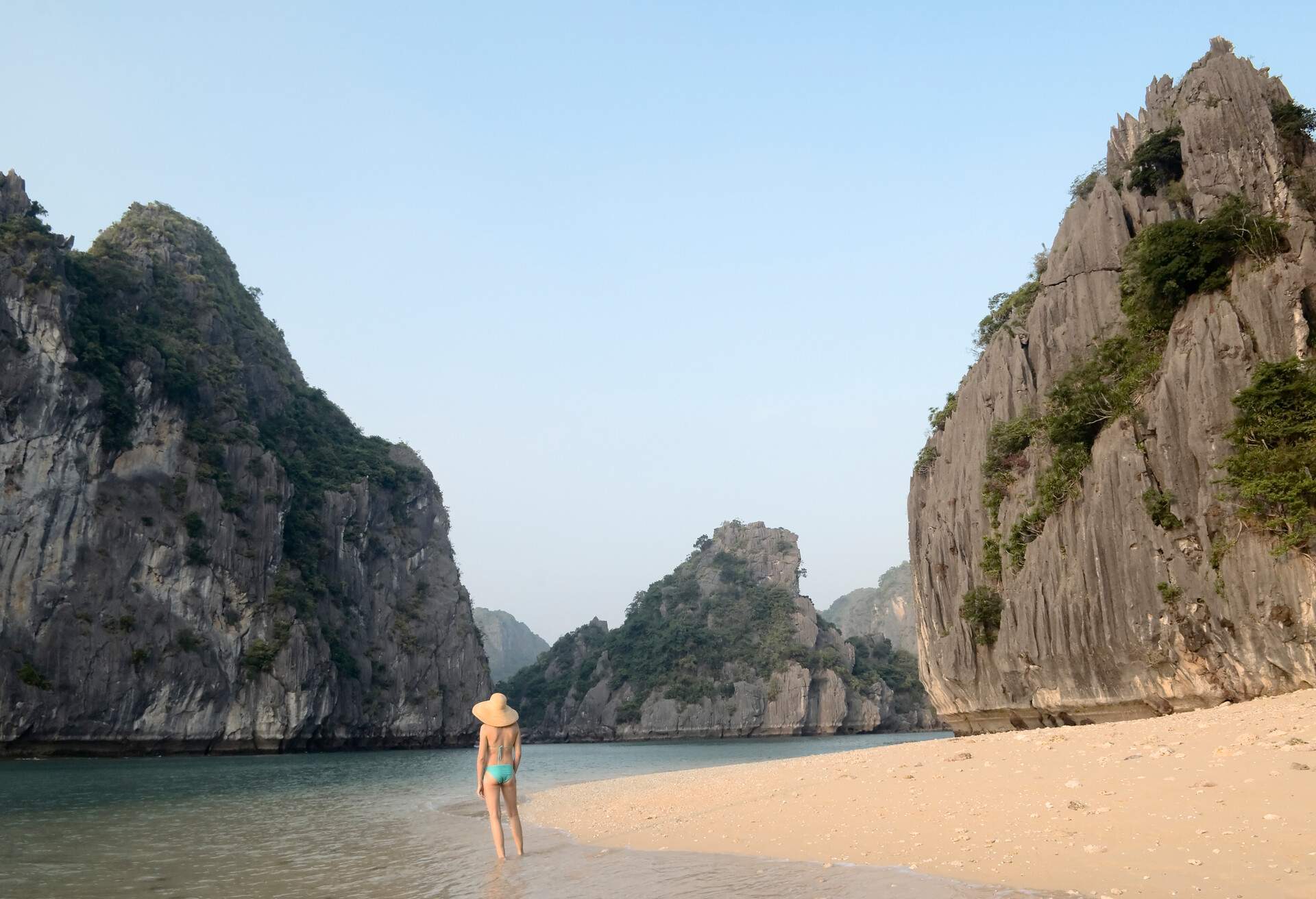 DEST_VIETNAM_HA-LONG-BAY_HALONG_BEACH_GettyImages-589322454