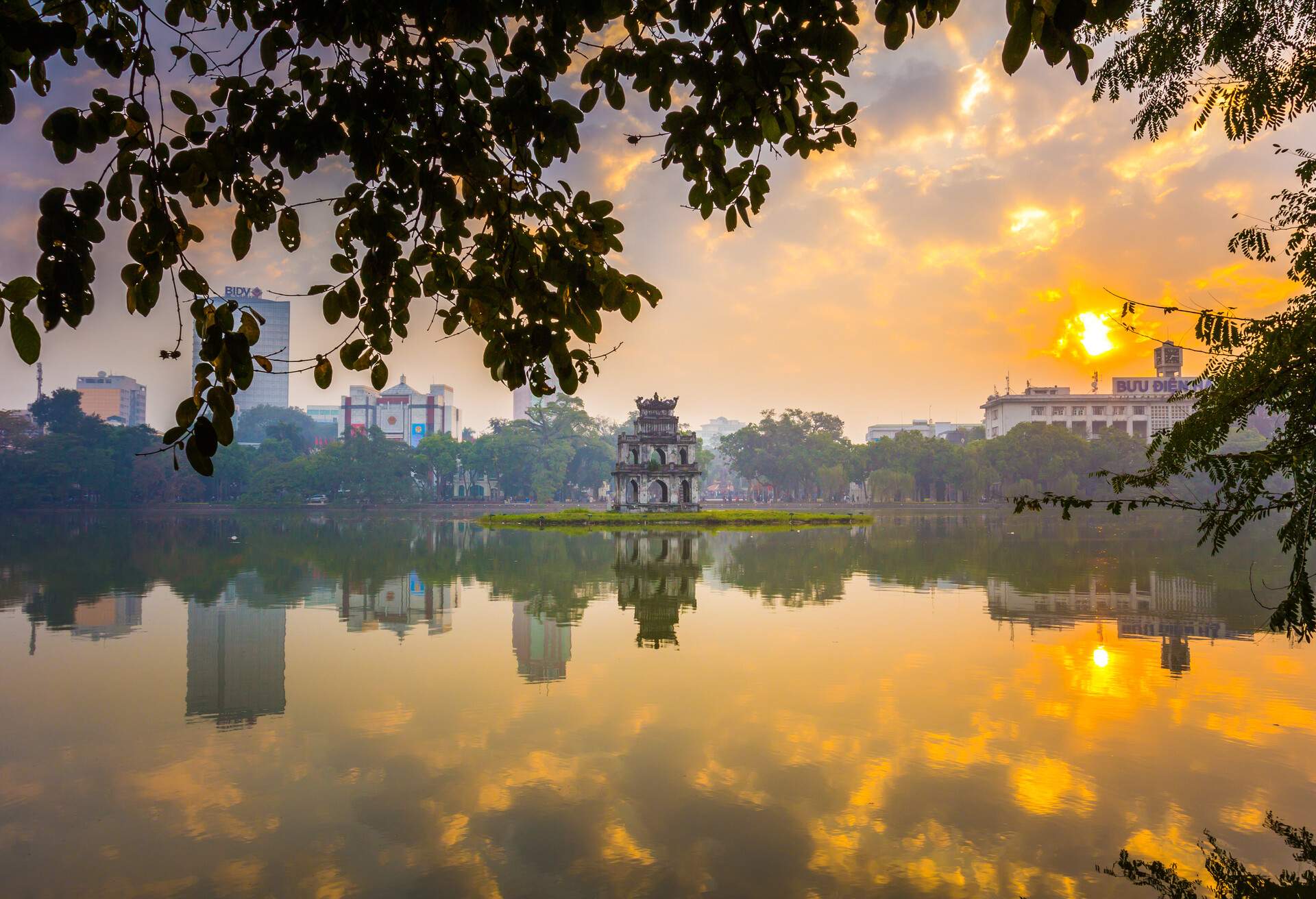 DEST_VIETNAM_HANOI_HOAN-KIEM-LAKE_THAP-RUA_GettyImages-537337661