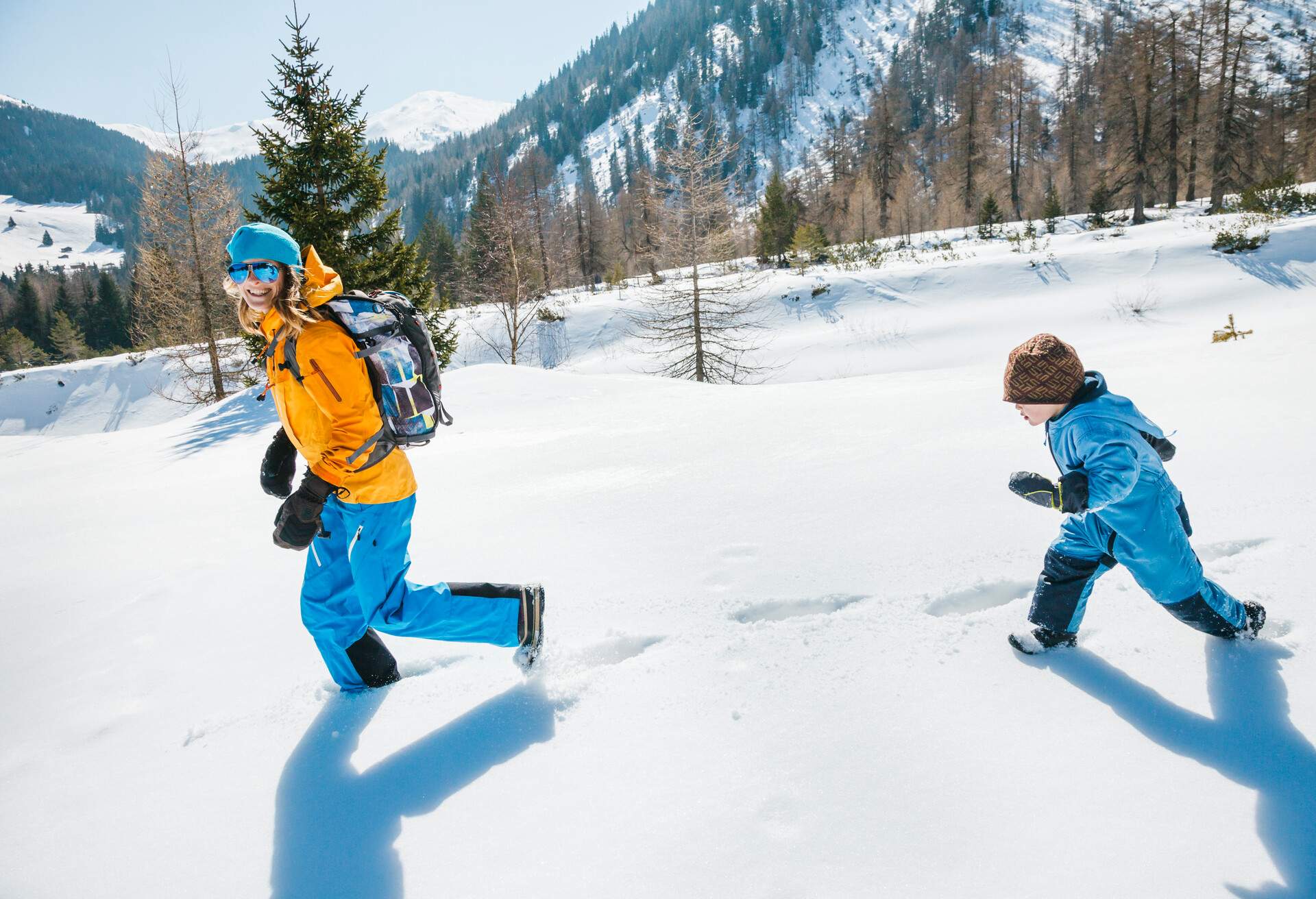 PEOPLE_KID_WOMAN_SKI_SNOW