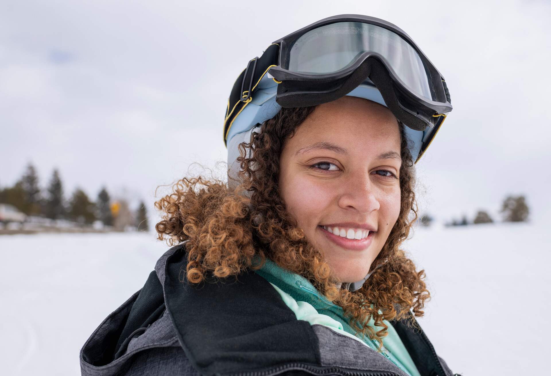 PEOPLE_WOMAN_SKI_GOGGLES_SNOW