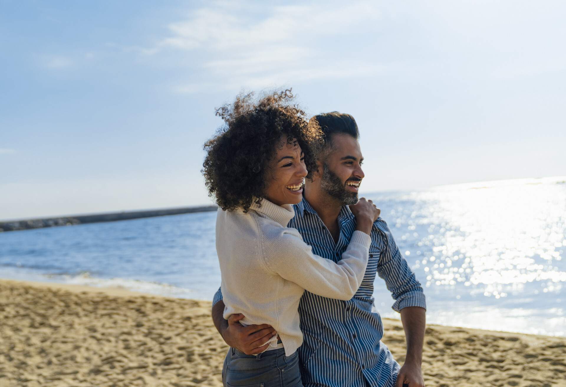 spain_barcelona_people_man_woman_couple_beach_sea