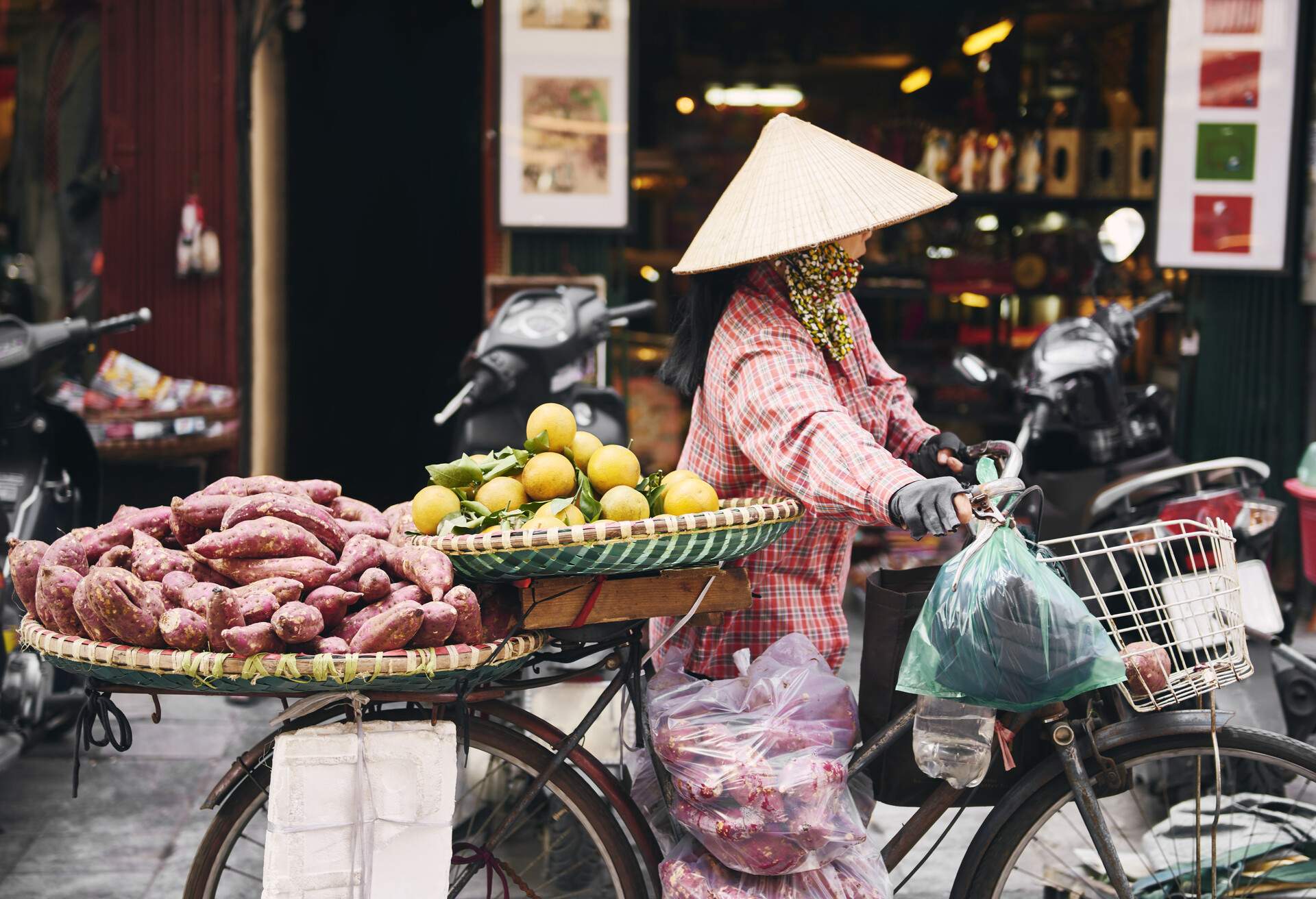 vietnam_hanoi_market_seller
