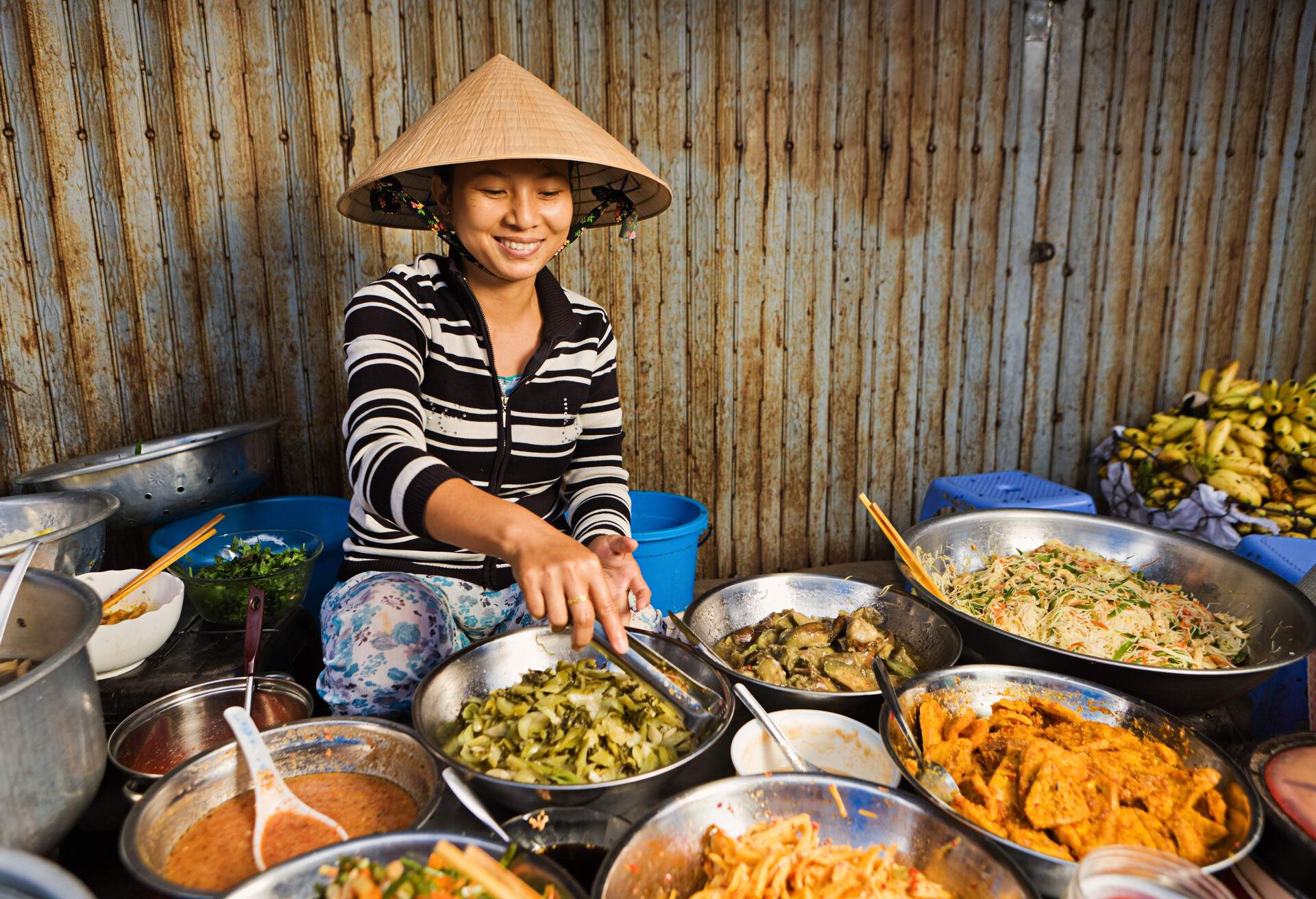 dest_vietnam_theme_people_food_market_gettyimages-143175936_universal_within-usage-period_91445