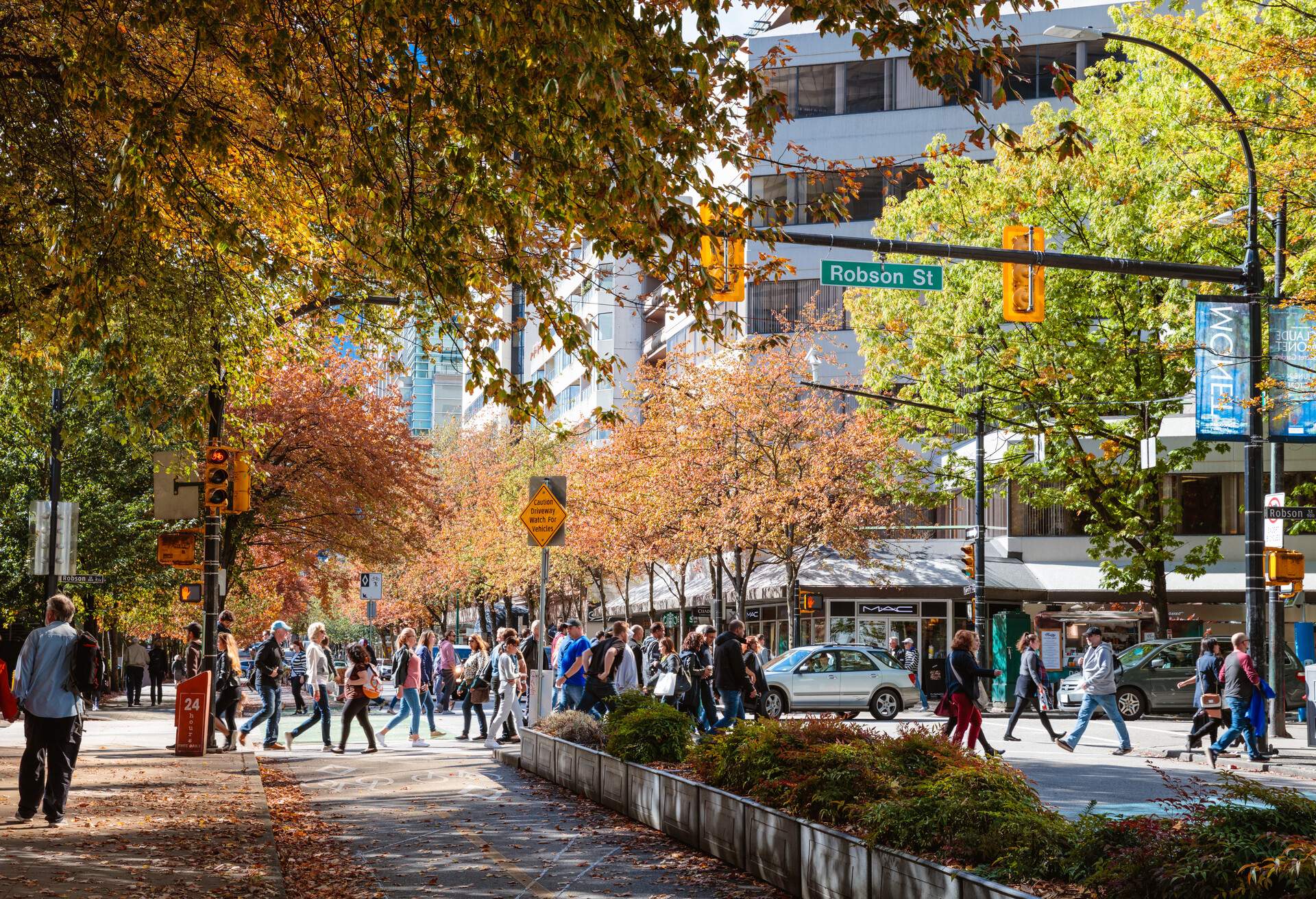 CANADA_VANCOUVER_ROBSON_STREET_AUTUMN_PEOPLE