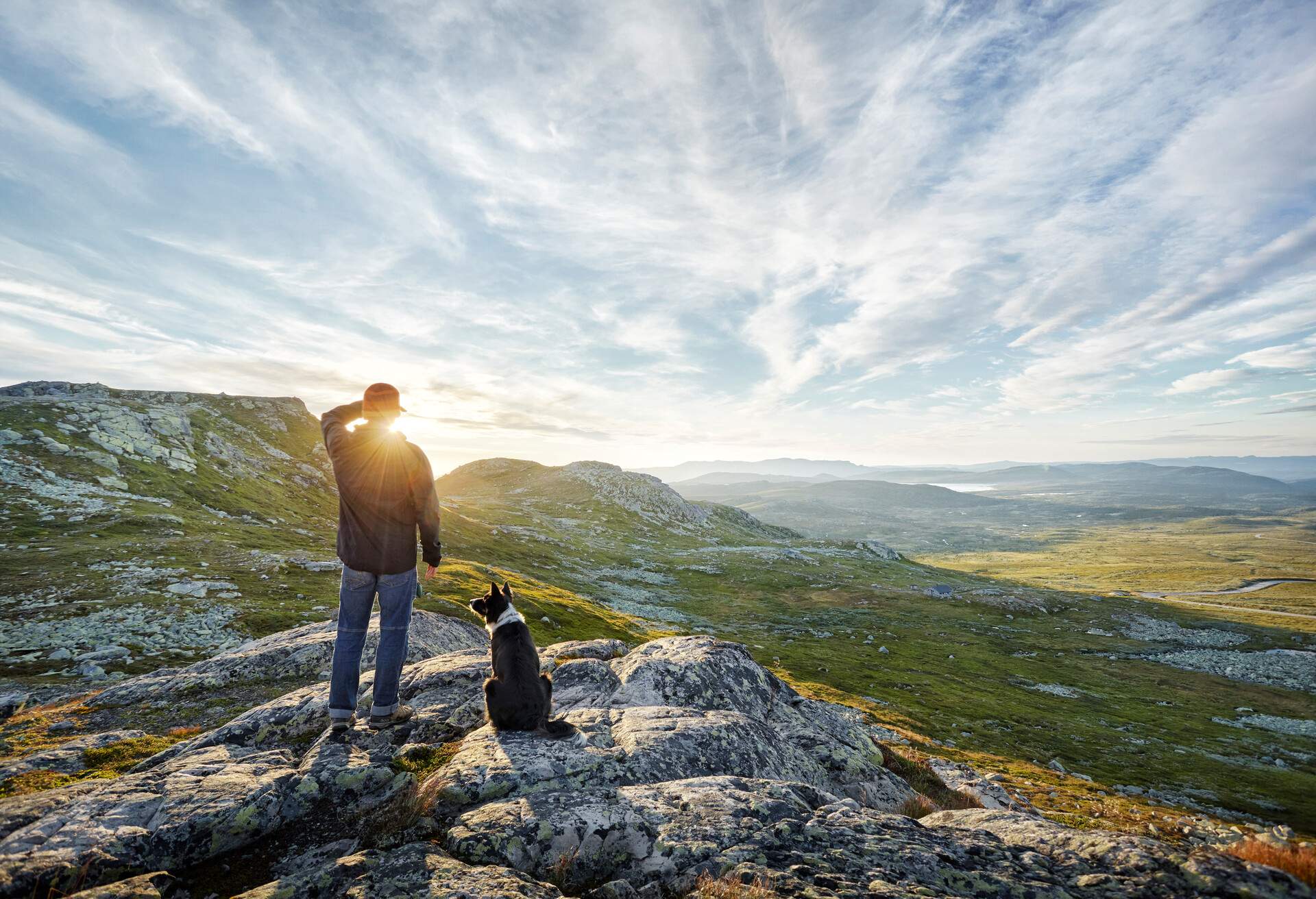 NORWAY_LANDSCAPE_MOUNTAINS_MAN_DOG