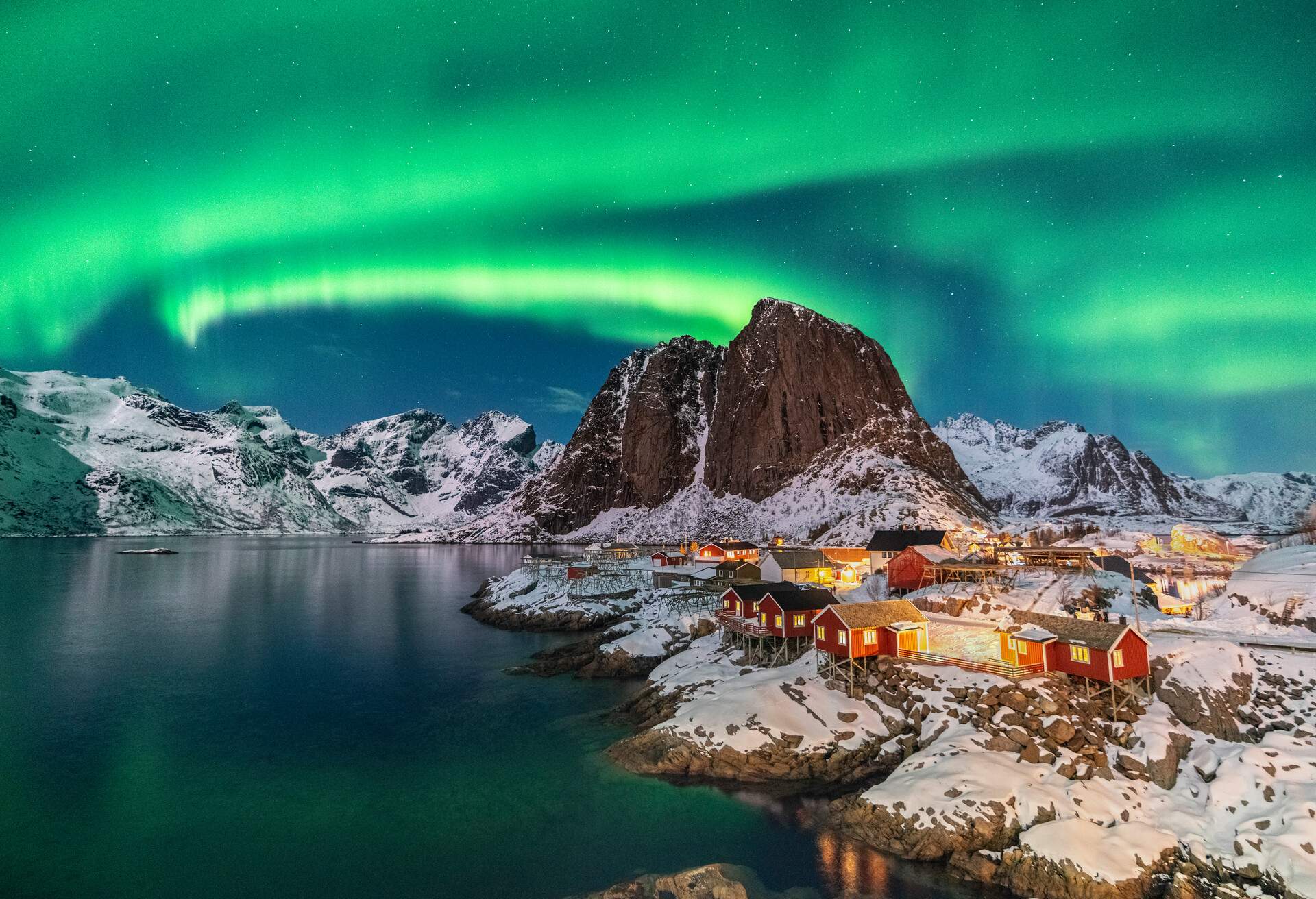 DEST_NORWAY_LOFOTEN_HAMNOY_NORTHERN_LIGHT_GettyImages-1278376286