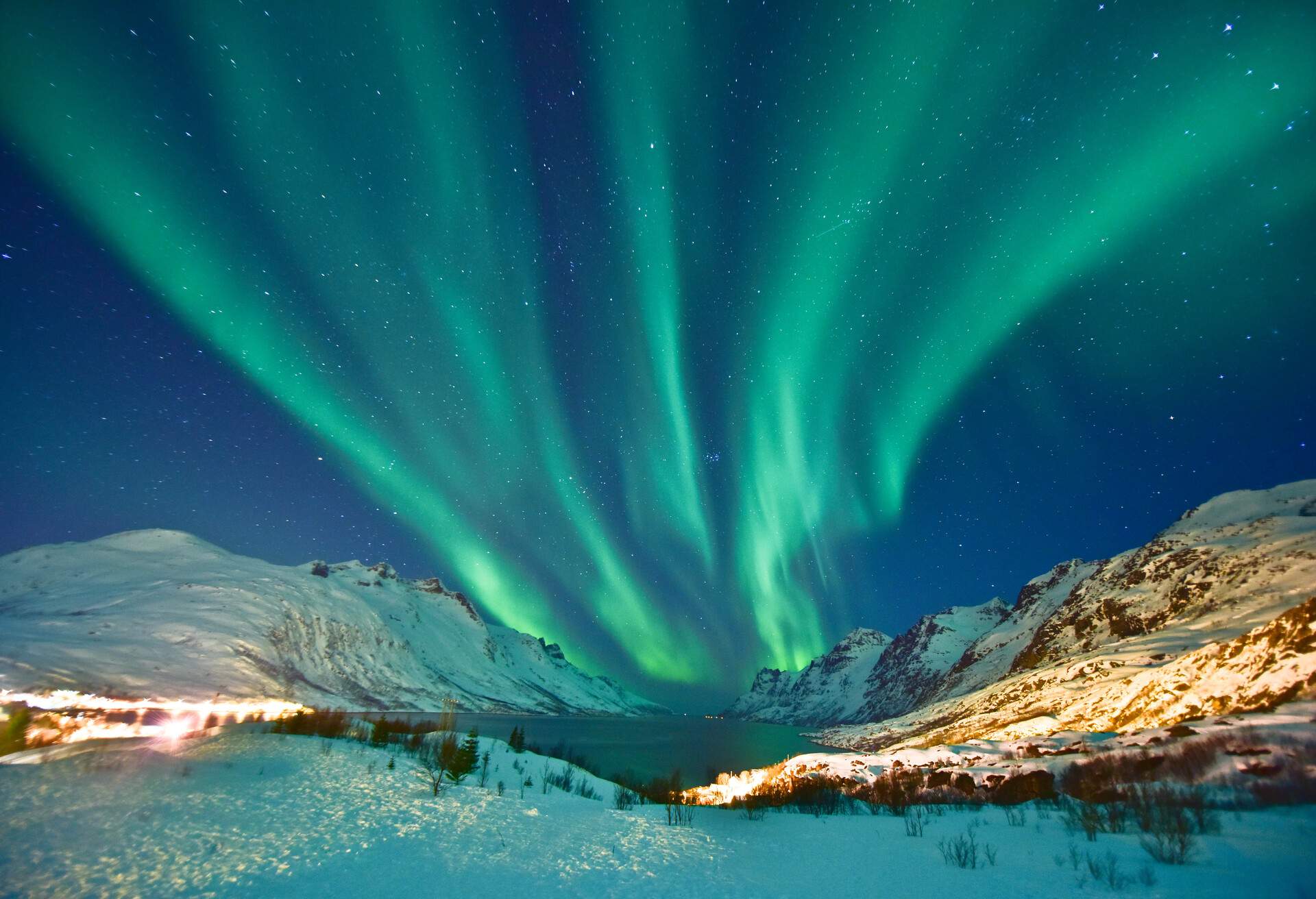 DEST_NORWAY_TROMSO_THEME_NORTHERN-LIGHTS_AURORA-BOREALIS_GettyImages-614127332