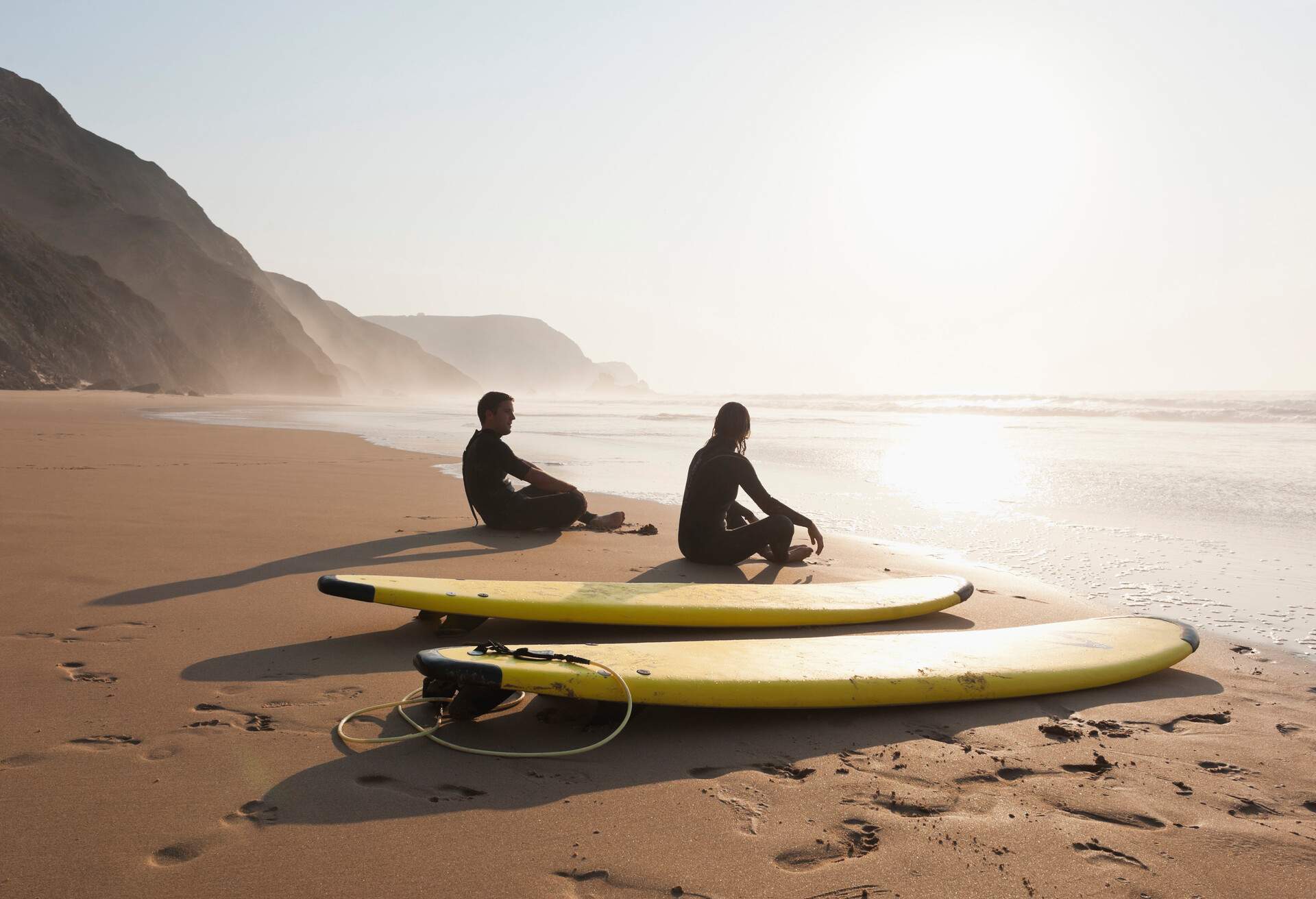 BEACH_PORTUGAL_PEOPLE_COUPLE_SURFBOARD