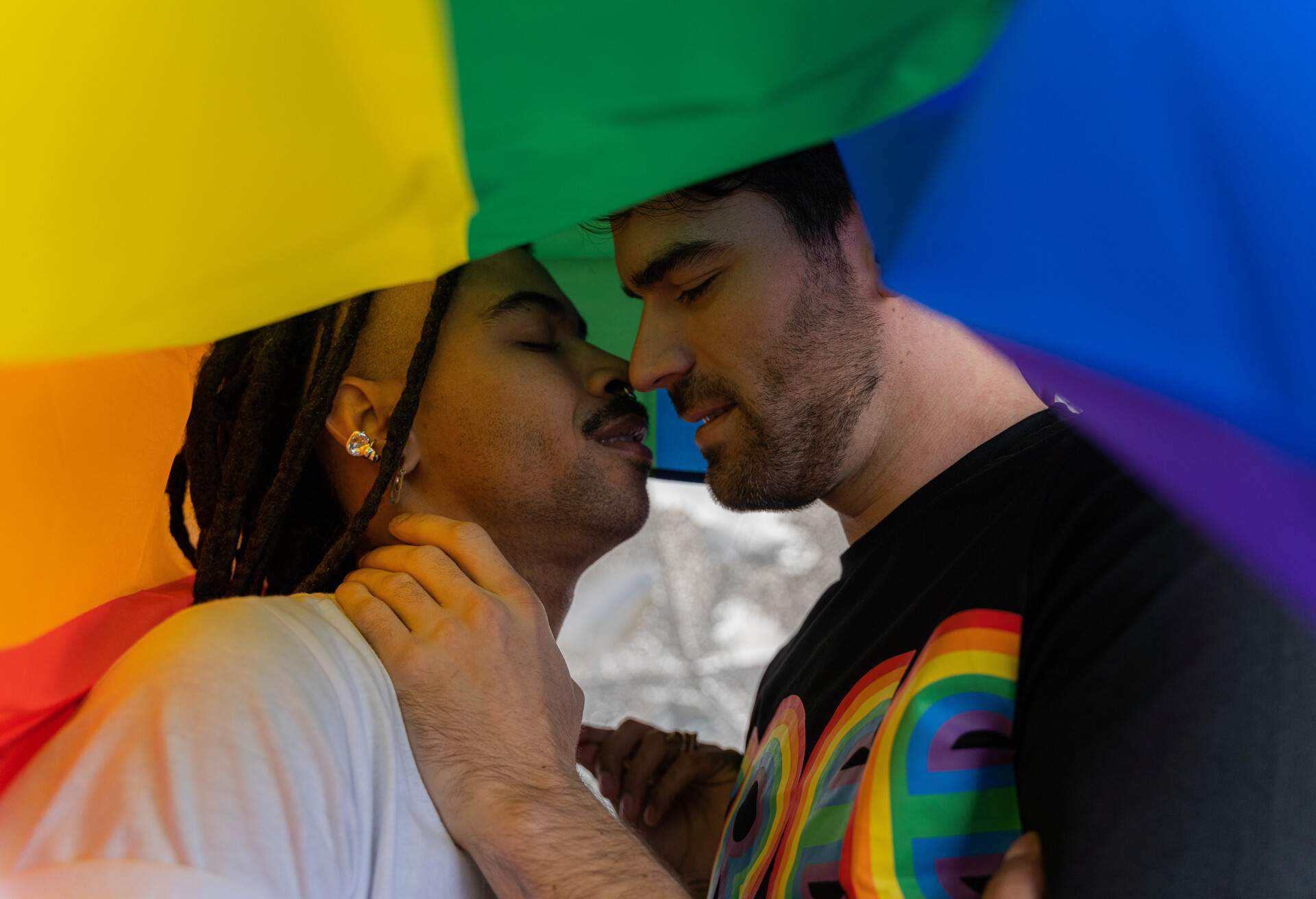 GAY_PRIDE_LGBTQ_COUPLE