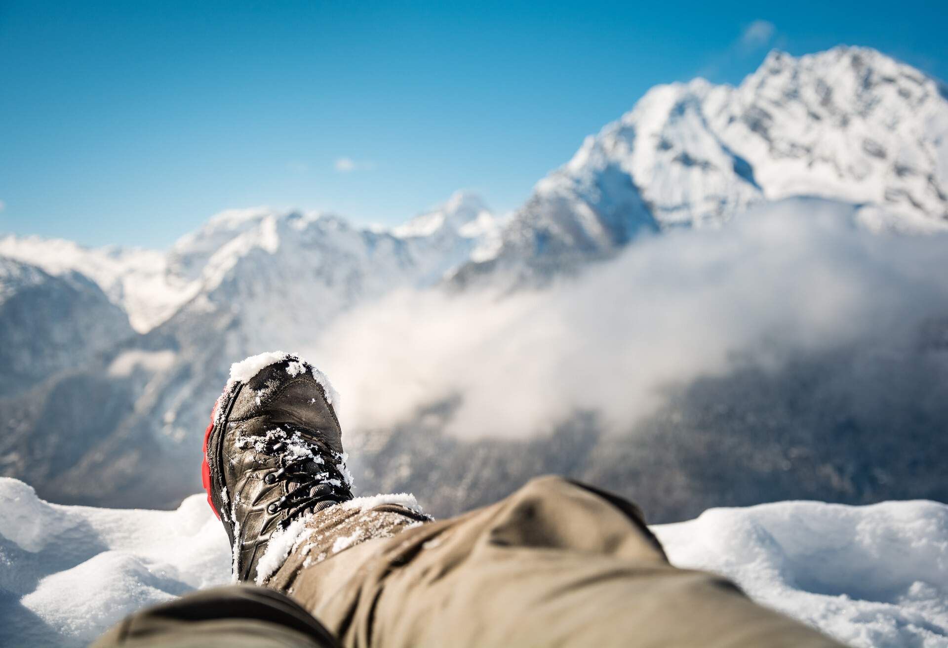 HIKING-BOOTS_MOUNTAIN_SNOW_WINTER