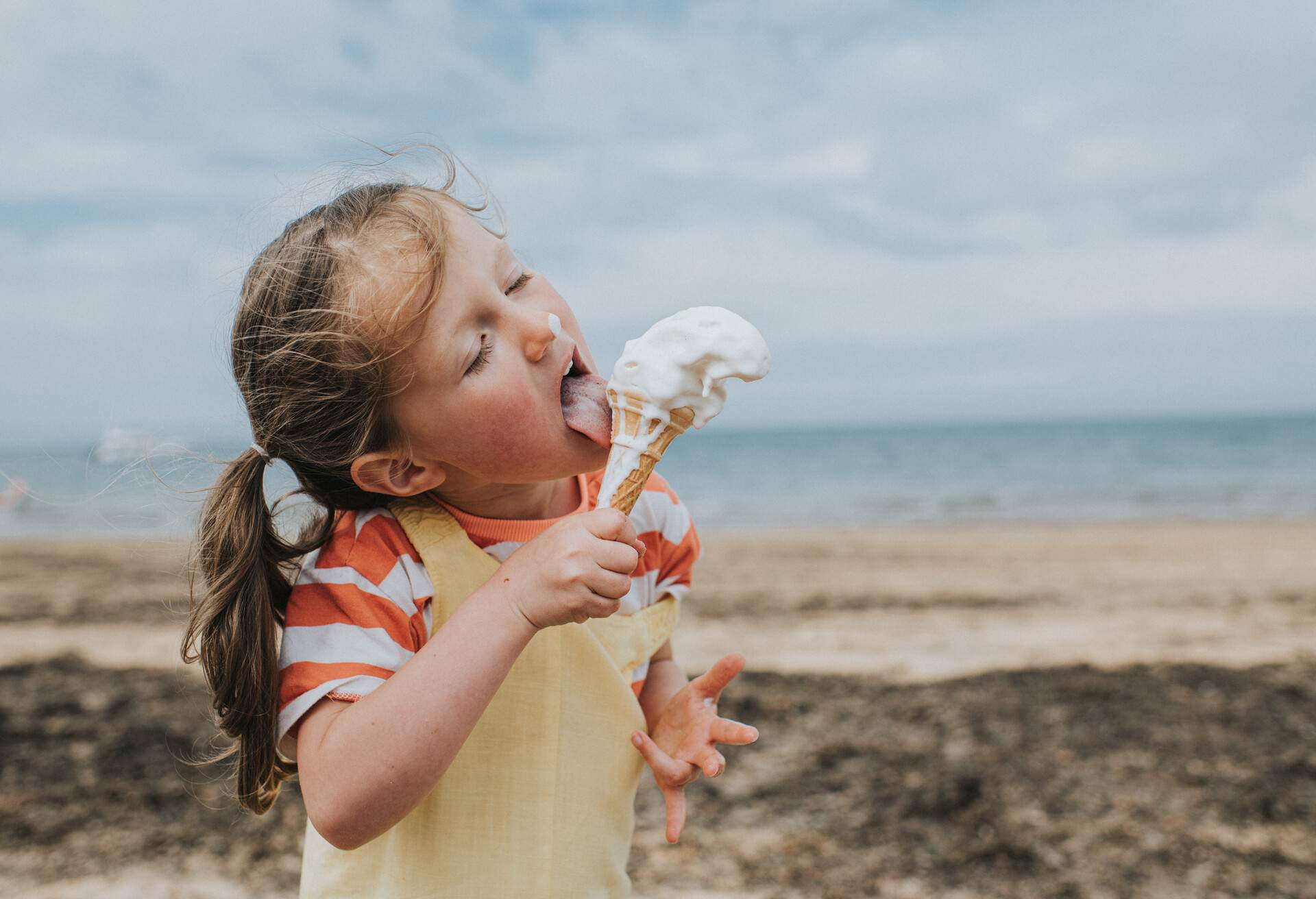 THEME_PEOPLE_GIRL_ICECREAM_BEACH_GettyImages-1326921582