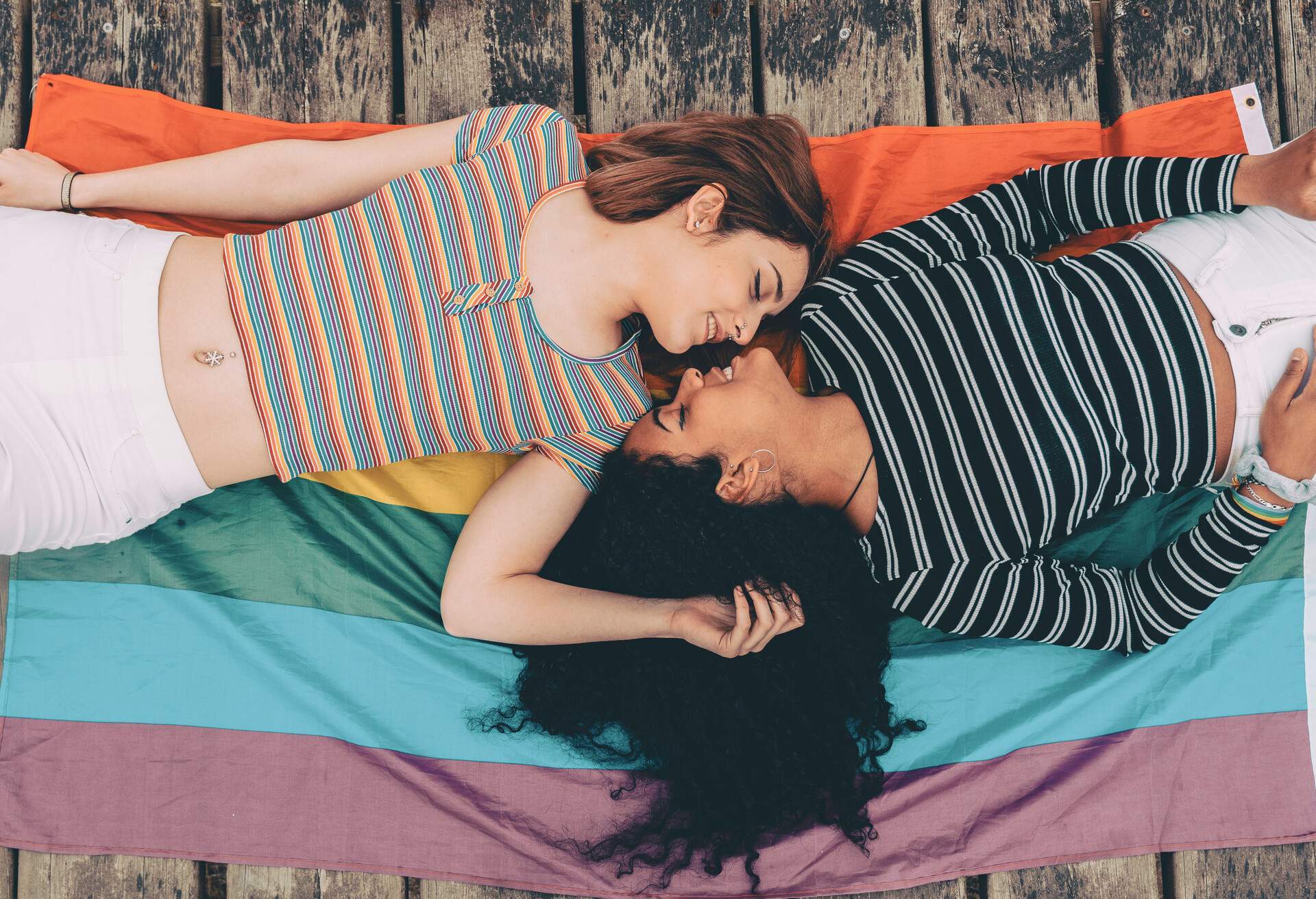 LGBT-COUPLE_PEOPLE