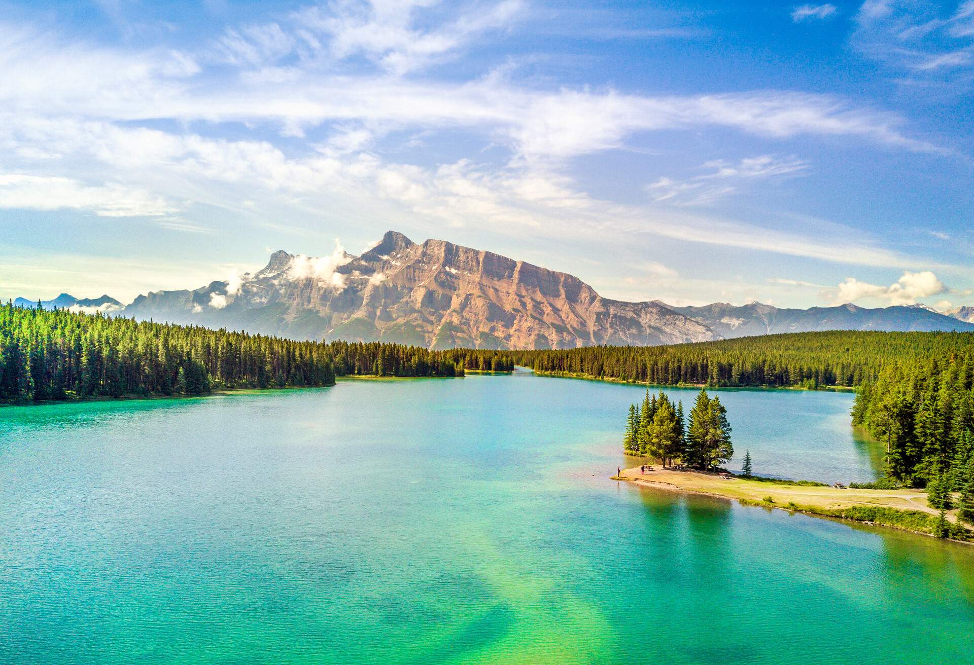 DEST_CANADA_BANFF_LAKE_MINNEWANKA GettyImages-879223584