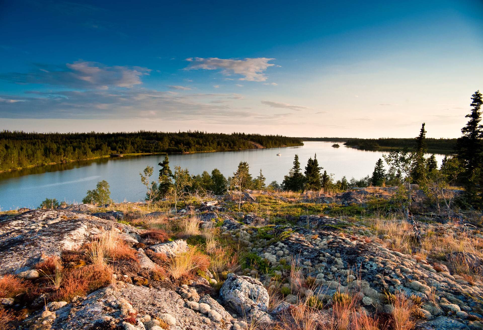 DEST_CANADA_NORTHWEST-TERRITORIES_GREAT-SLAVE-LAKE_GettyImages-585854595