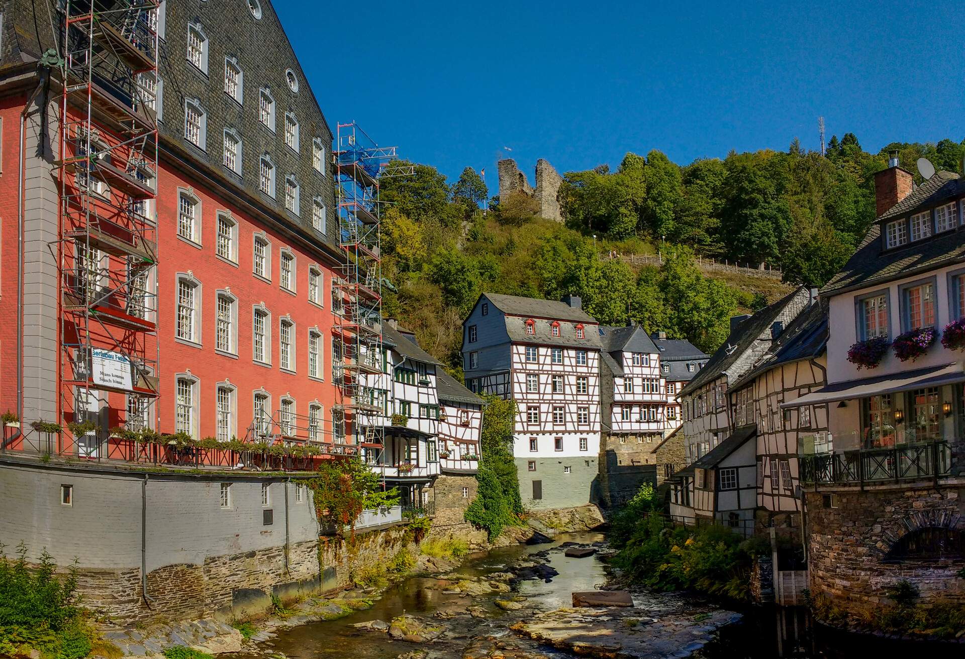 DEST_GERMANY_MONSCHAU_CANAL BY BUILDINGS IN TOWN_GettyImages-1177384764
