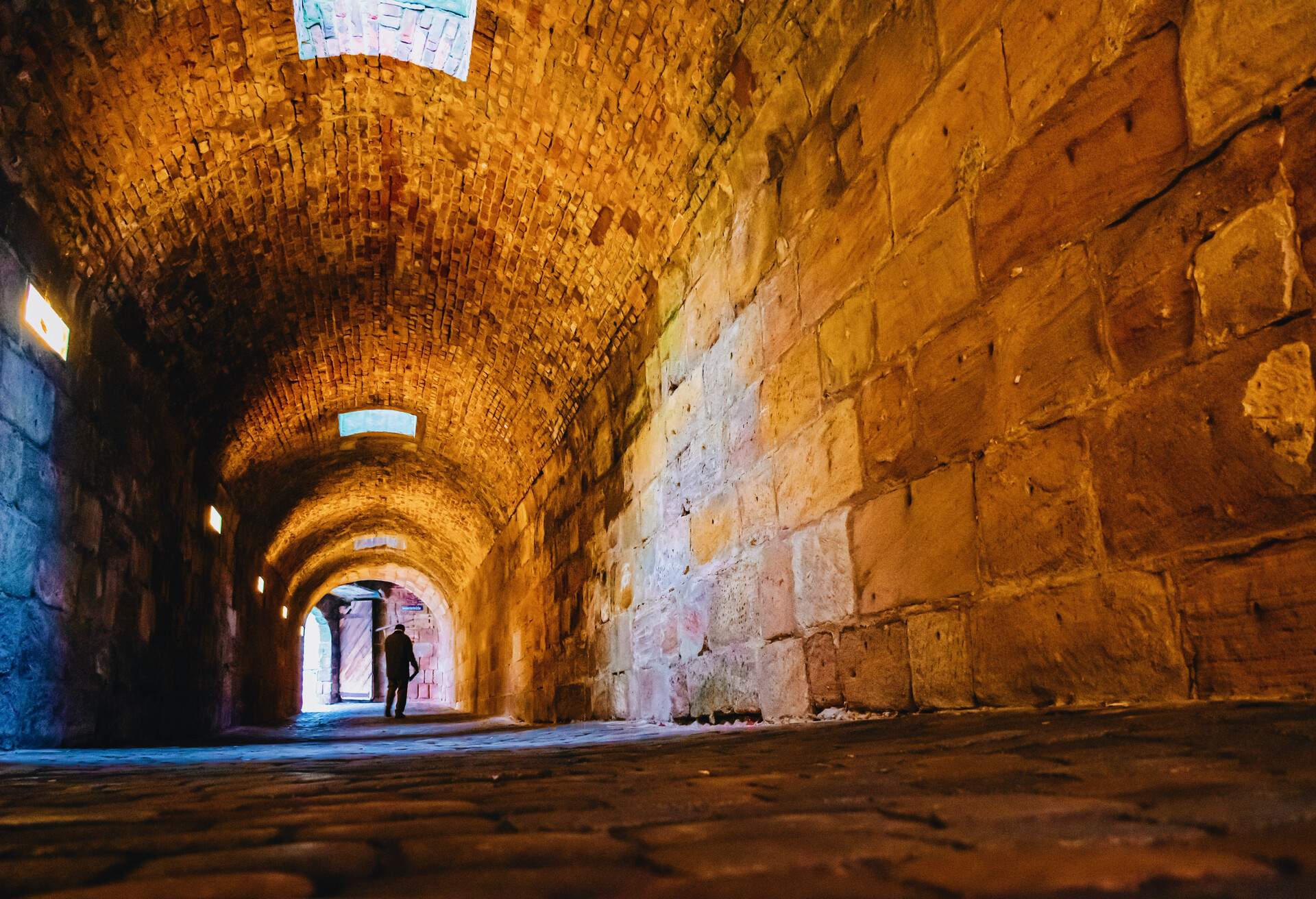 GERMANY_NUREMBERG__TUNNEL_PEOPLE