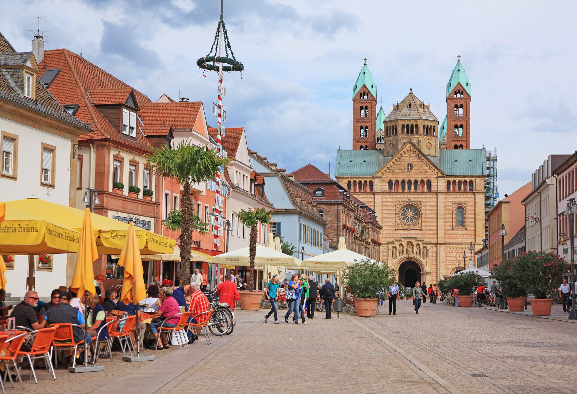 Maximilian street with pavement cafe, Cathedral in background, Speyer, Rhineland-Palatinate, Germany.