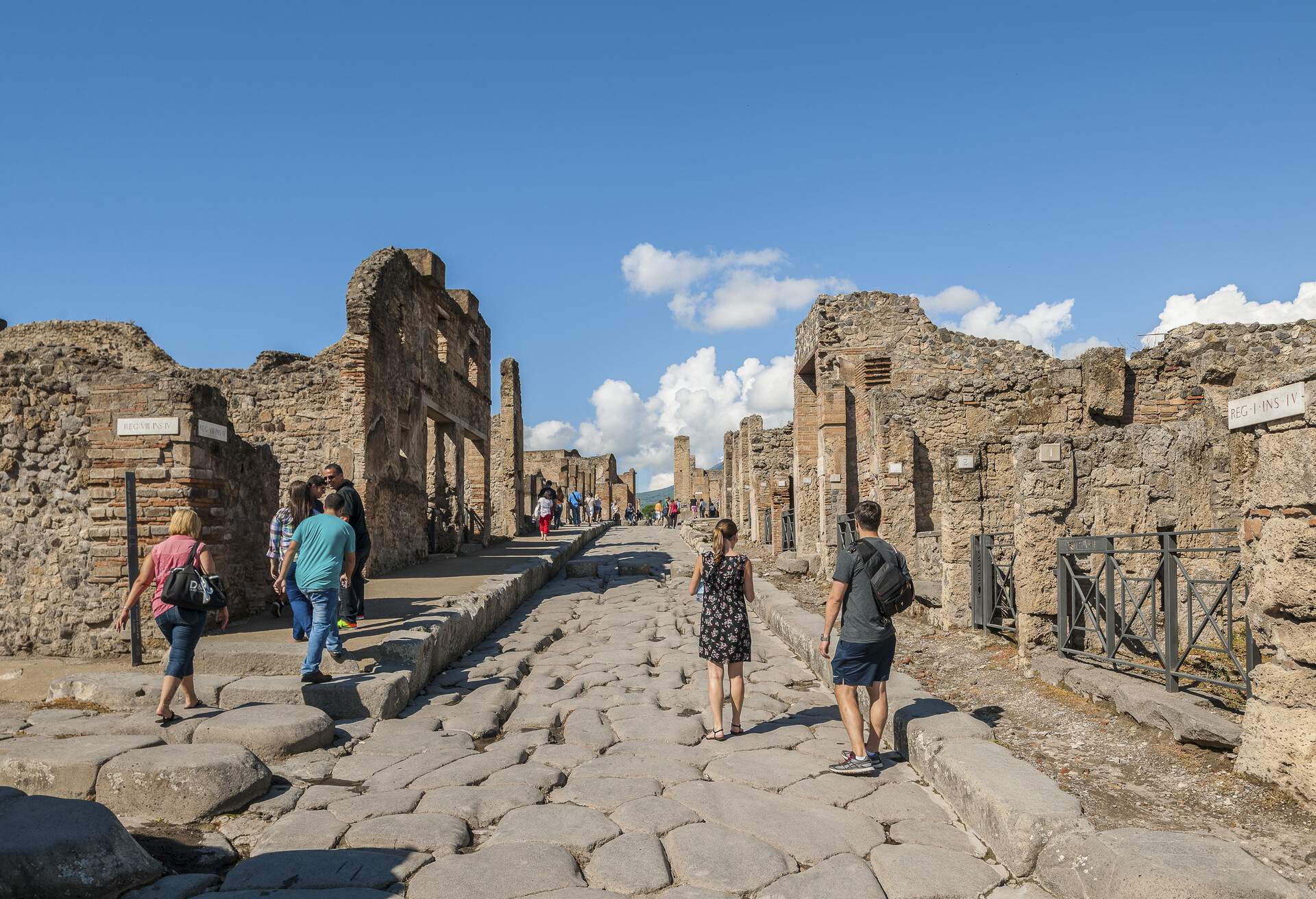 DEST_ITALY_NAPLES_POMPEI_RUINS_GettyImages-494725603