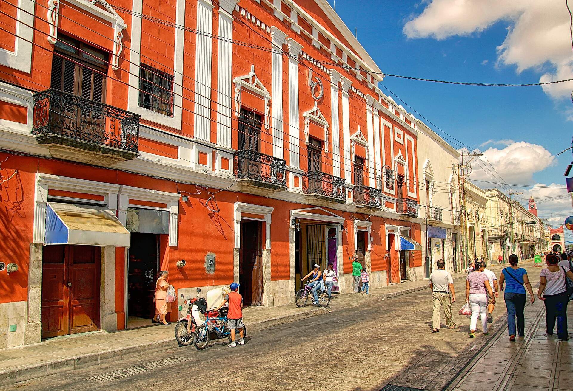 DEST_MEXICO_MERIDA_STREET_GettyImages-491266535