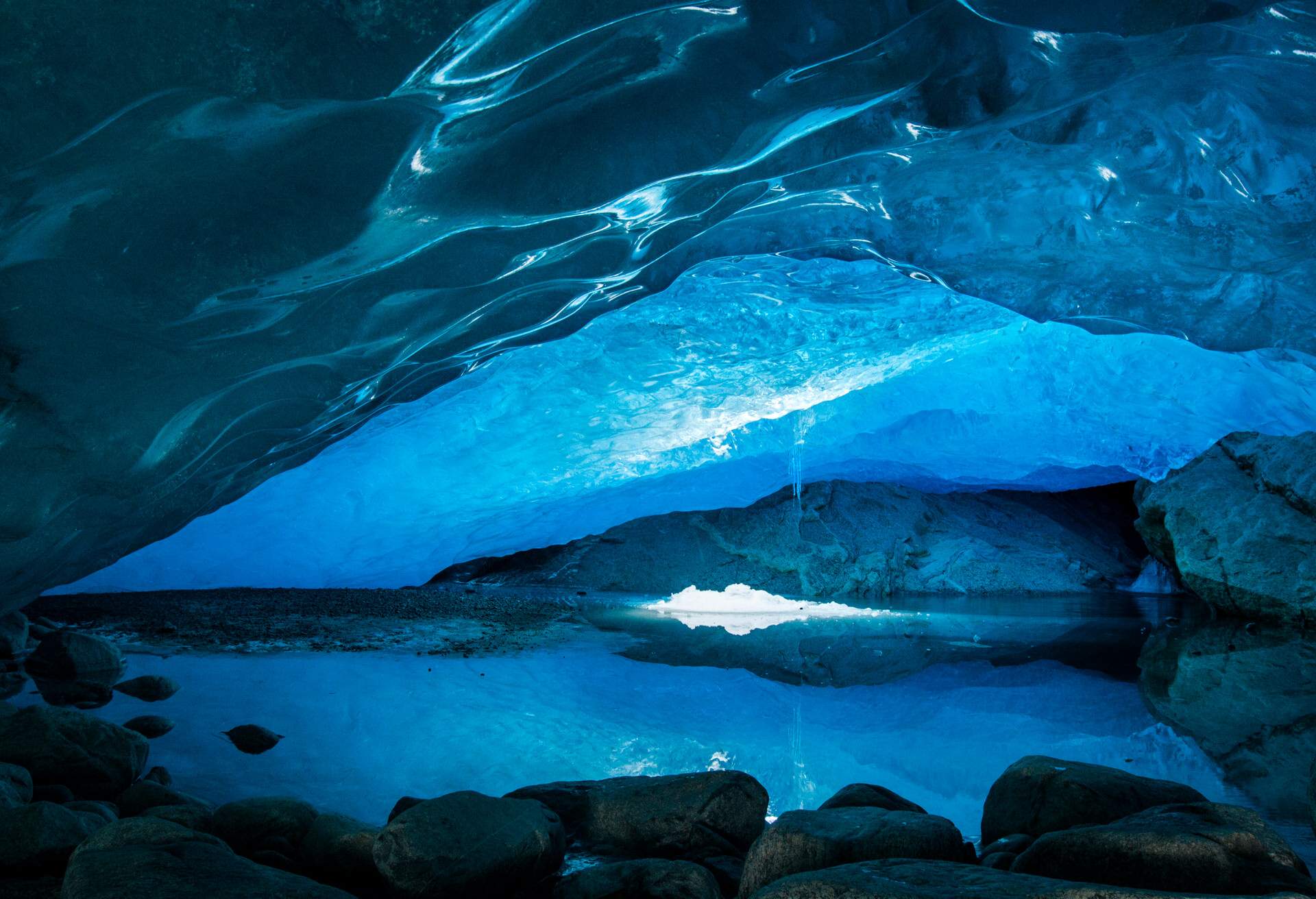 DEST_NORWAY_SOGNEFJORD_NIGARDSBREEN-GLACIER_GettyImages-1083572902