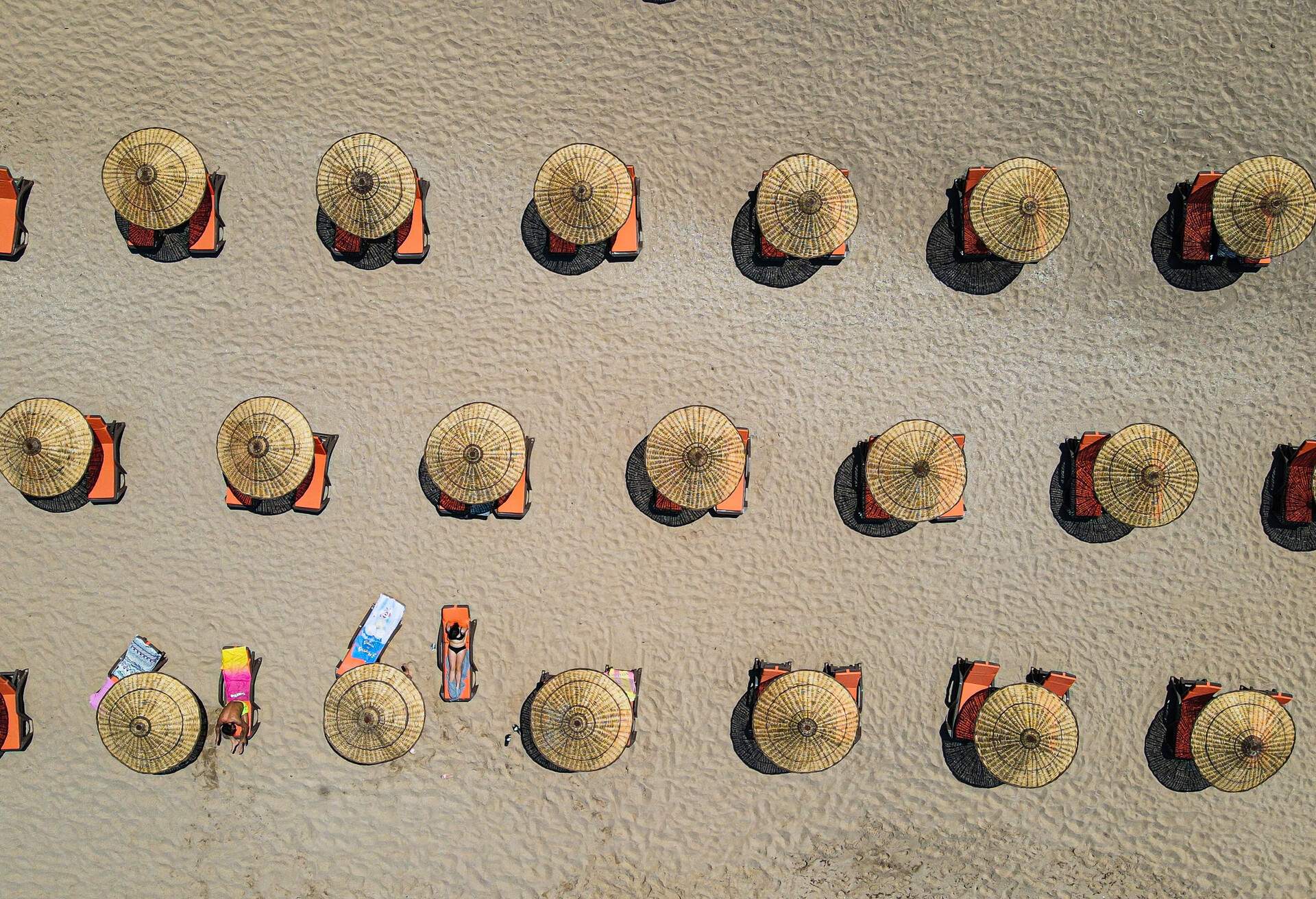 TURKEY_BLACK_SEA_COAST_BEACH_SUNBEDS_PARASOLS_DRONE_VIEW