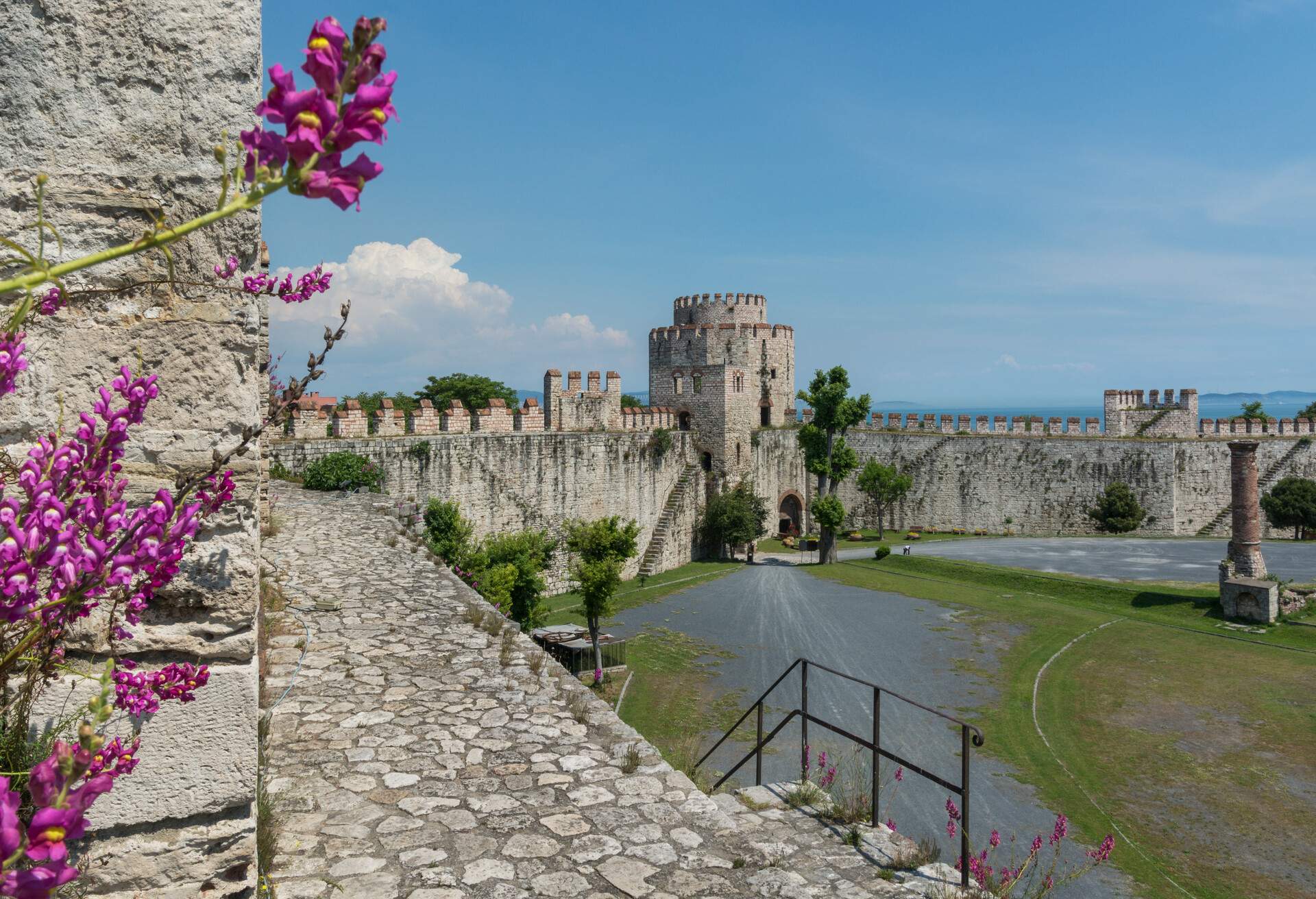 Yedikule Fortress is located in the Yedikuleneighbourhood of Fatih, Istanbul, Turkey.After heconquered Constantinople in 1453, Mehmet the Conqueror added three towers to a section of the Walls of Constantinople, which he used as a treasury and prison as well.