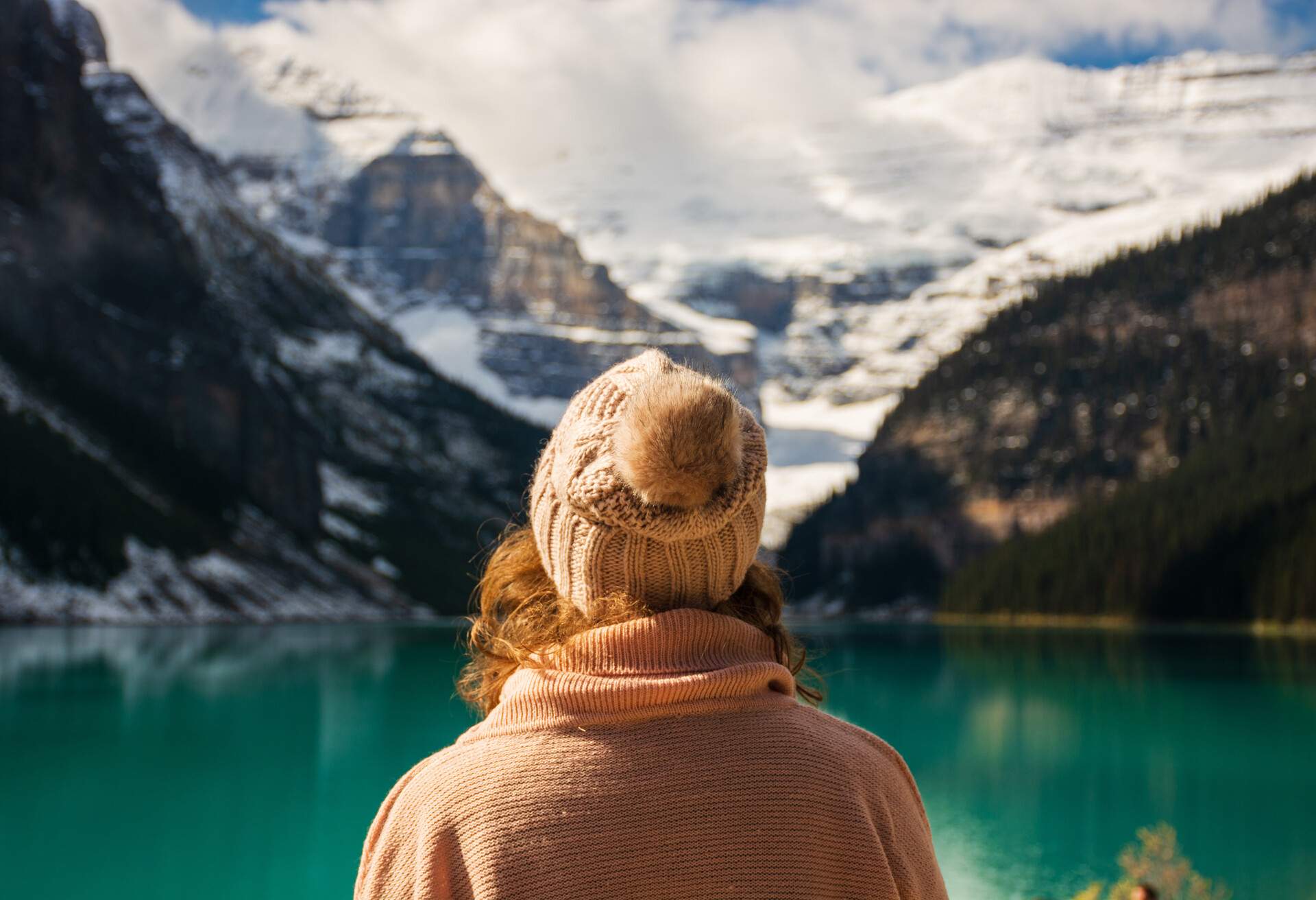 CANADA_LAKE_LOUISE_WOMAN_MOUNTAINS