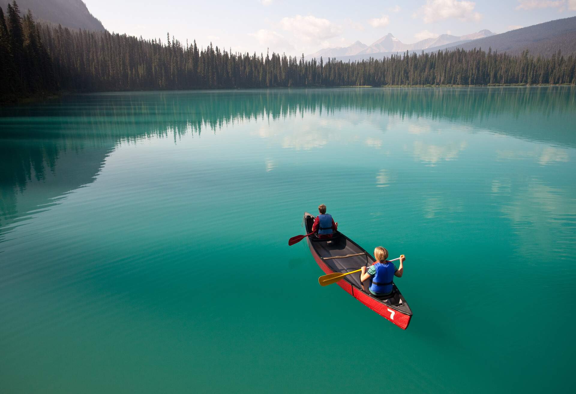 DEST_CANADA_LAKE_EMERALD_CANOEING_PEOPLE_WOMAN_BOY_GettyImages-523198025