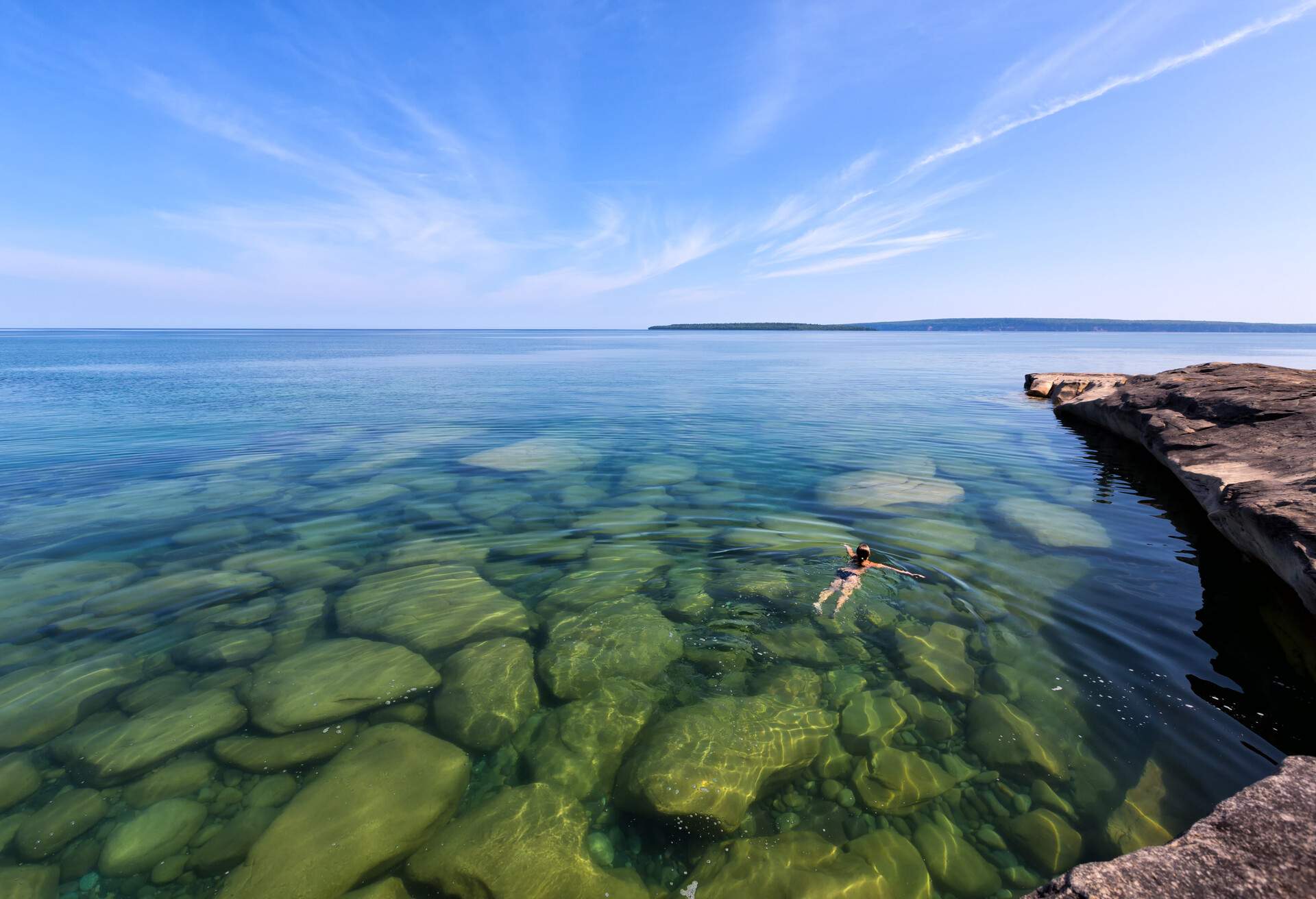 THEME_NATURE_WATER_LAKE_SUPERIOR_GIRL_SWIMS_GettyImages-523880550