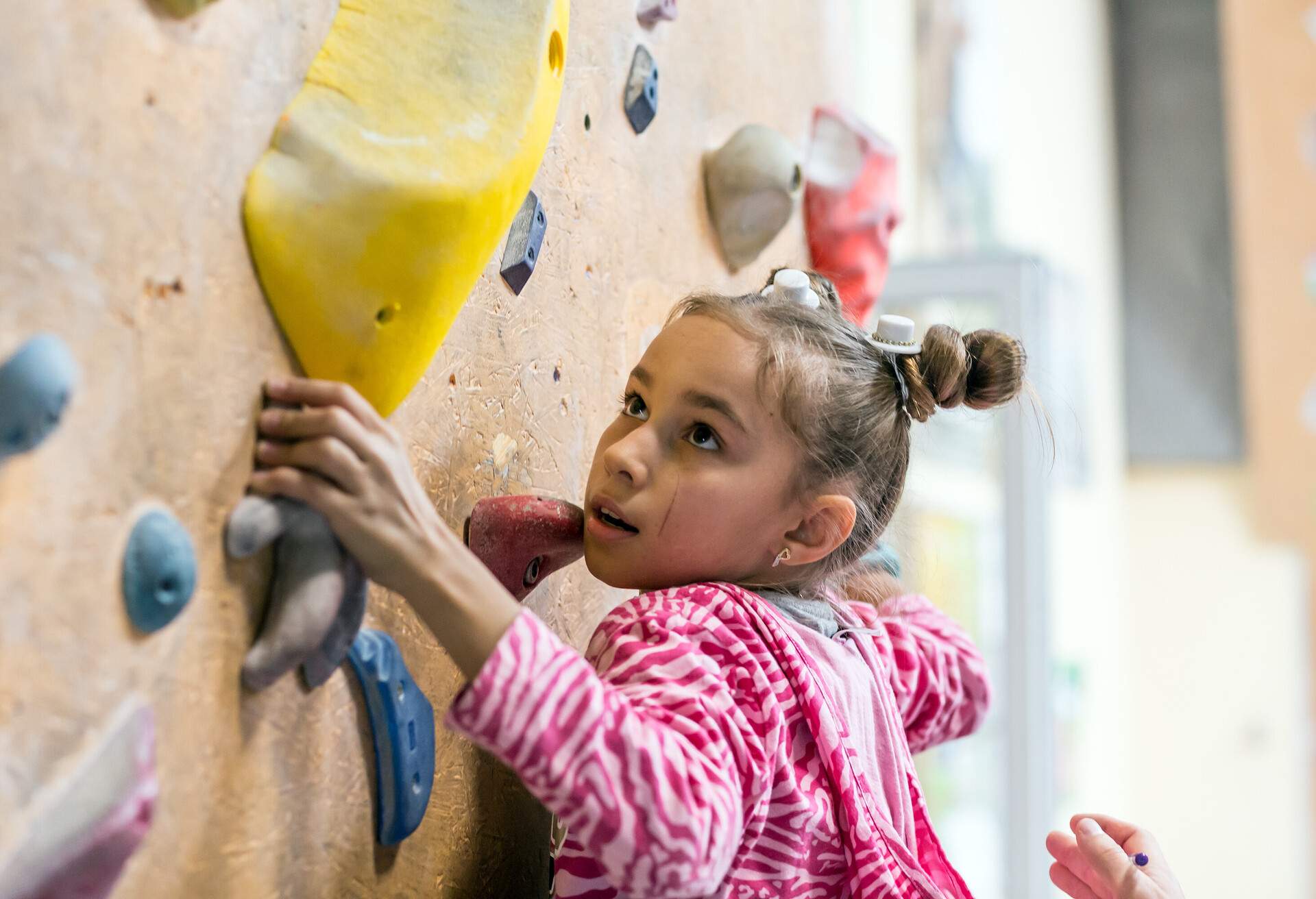 THEME_CLIMBING-HALL_BOULDERING_PEOPLE_CHILD_GettyImages-615702736