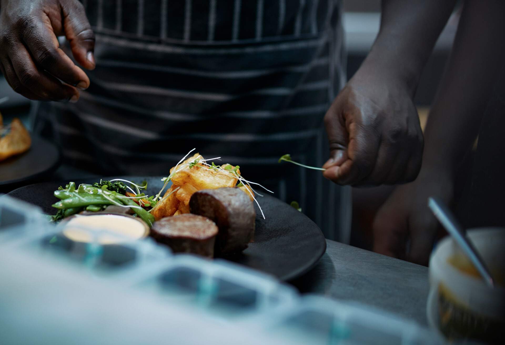 FOOD_KITCHEN_RESTAURANT_CHEF_HANDS