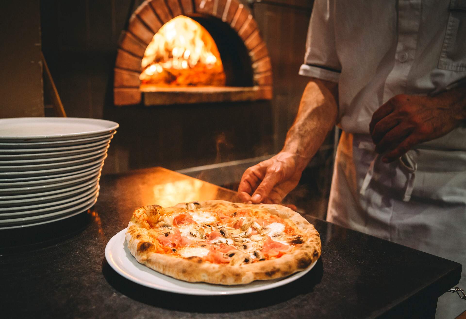 THEME_FOOD_NEAPOLITAN_PIZZA_GettyImages-1287249478