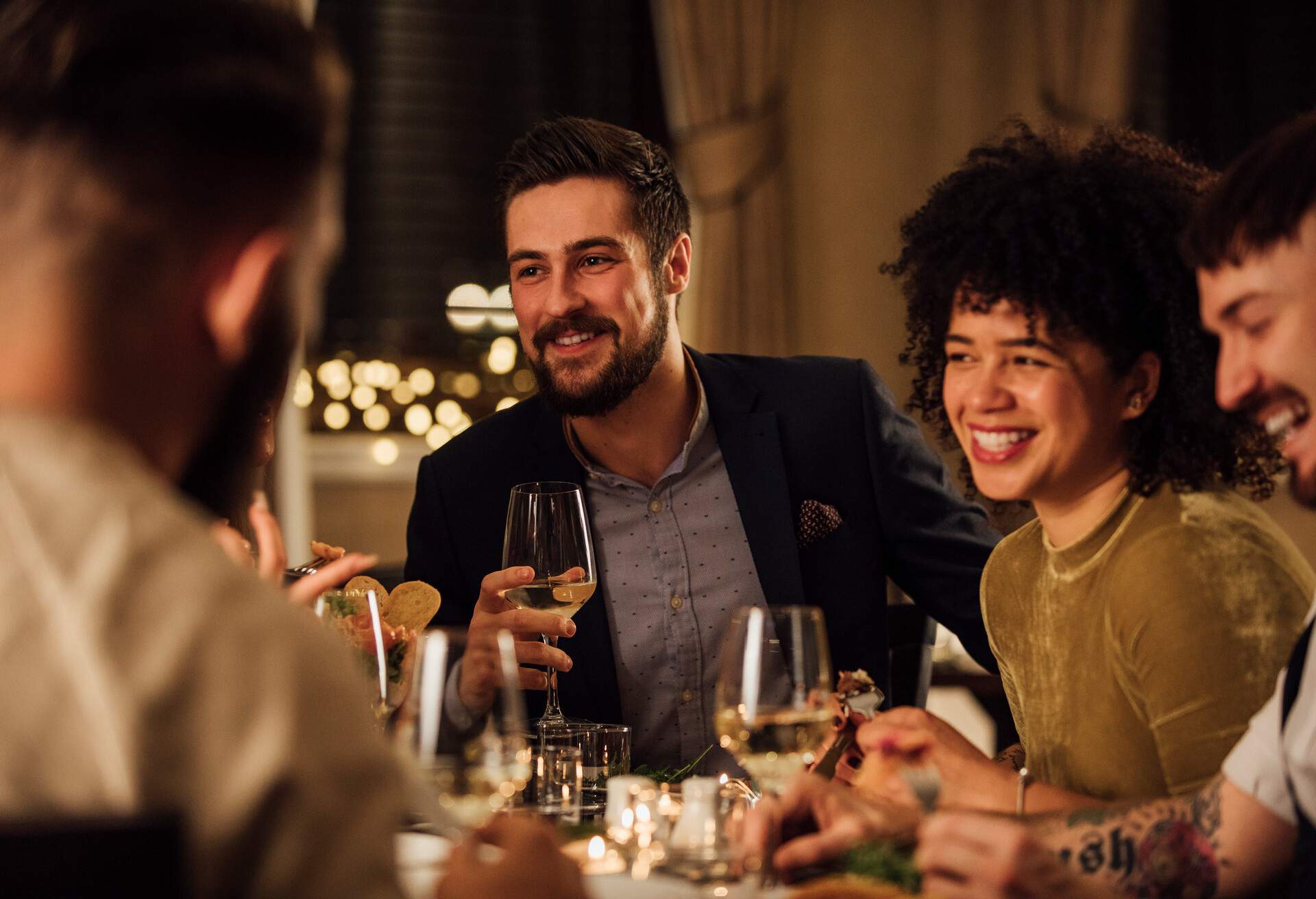 THEME_FOOD_RESTAURANT_PEOPLE_FRIENDS_TALKING_LAUGHING_GettyImages-649672272
