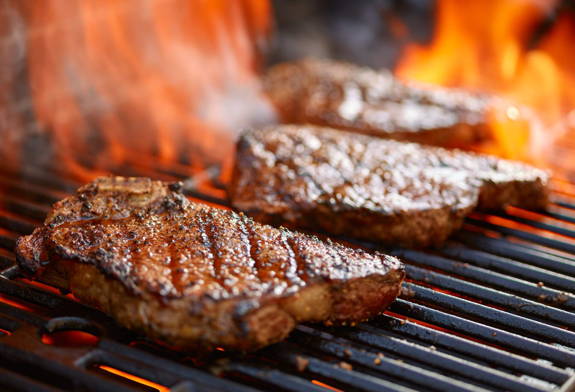 FOOD_STEAKS_FLAMING_GRILL