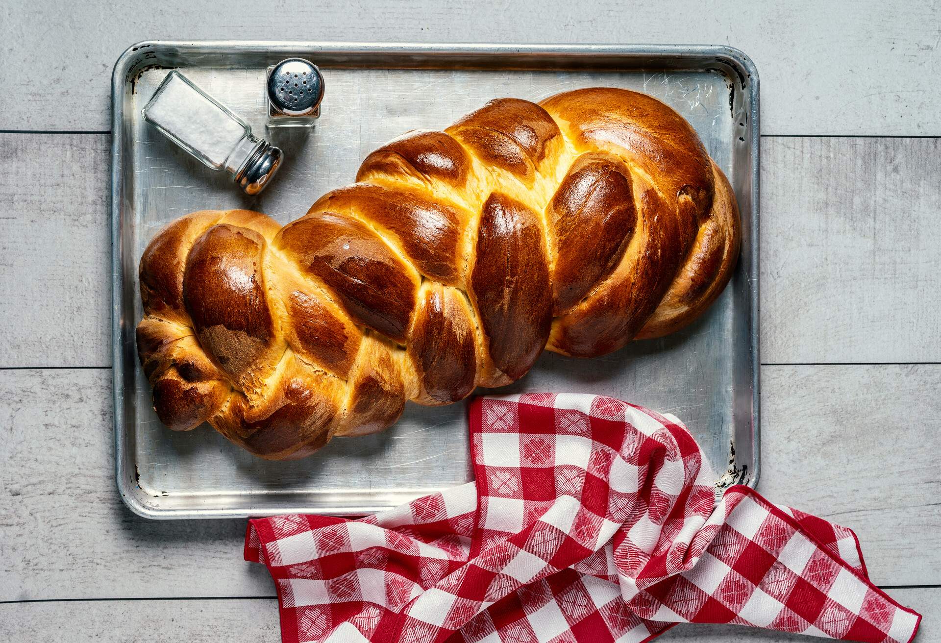THEME_FOOD_SWISS_BREAD_BRAIDED_ZOPFBROT_GettyImages-1352620931