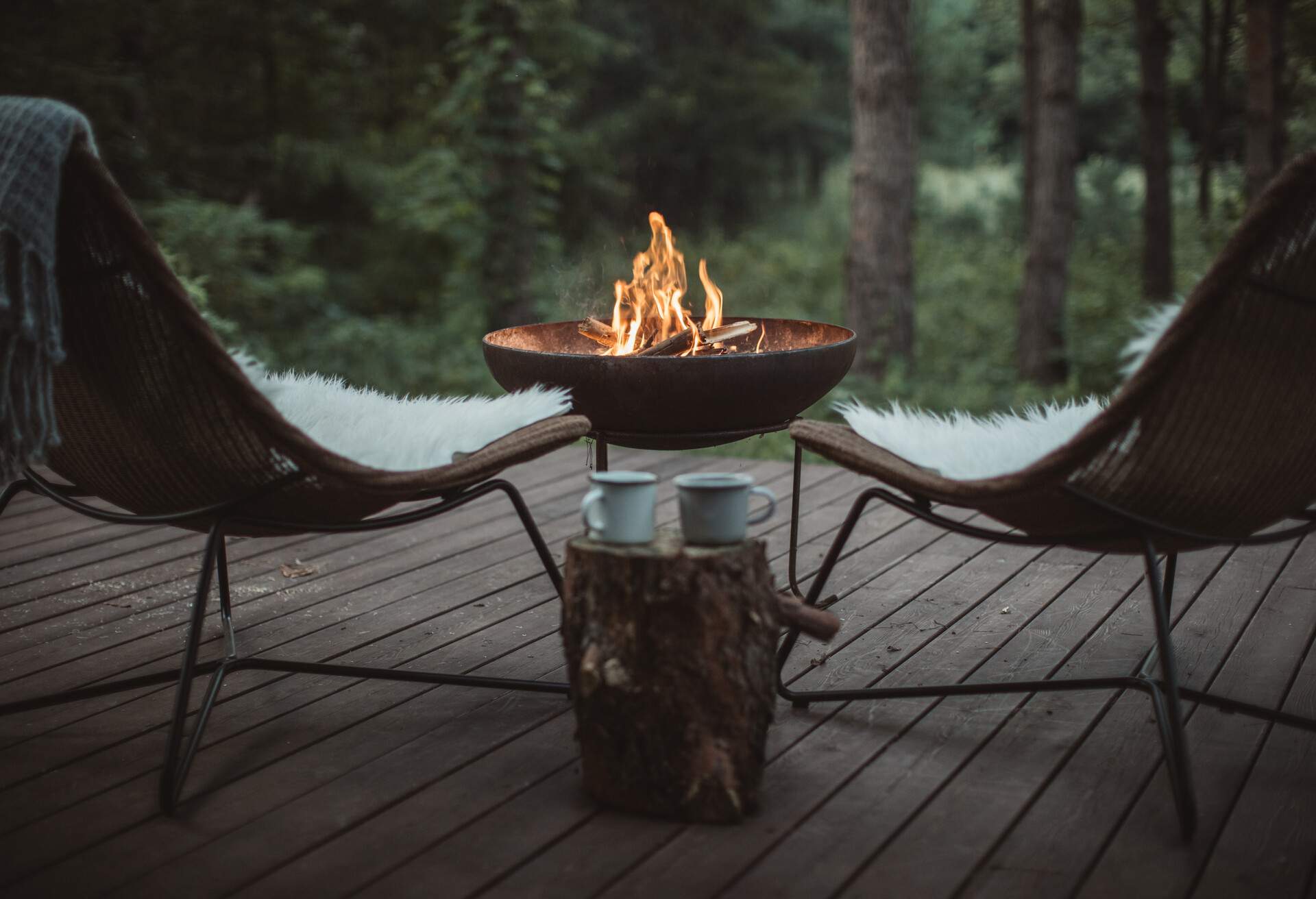 THEME_GLAMPING_CAMPING_CAMPFIRE_GettyImages-1016887348