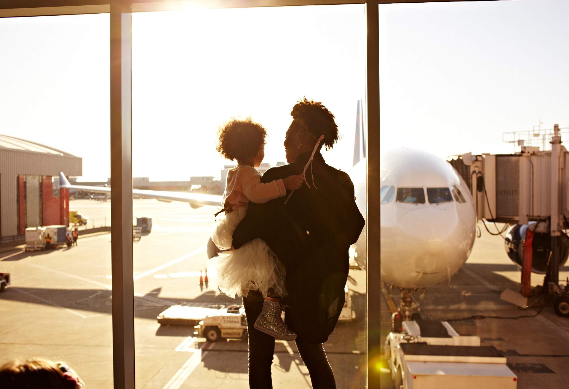 PEOPLE_MOTHER_DAUGHTER_FLIGHT_AIRPORT