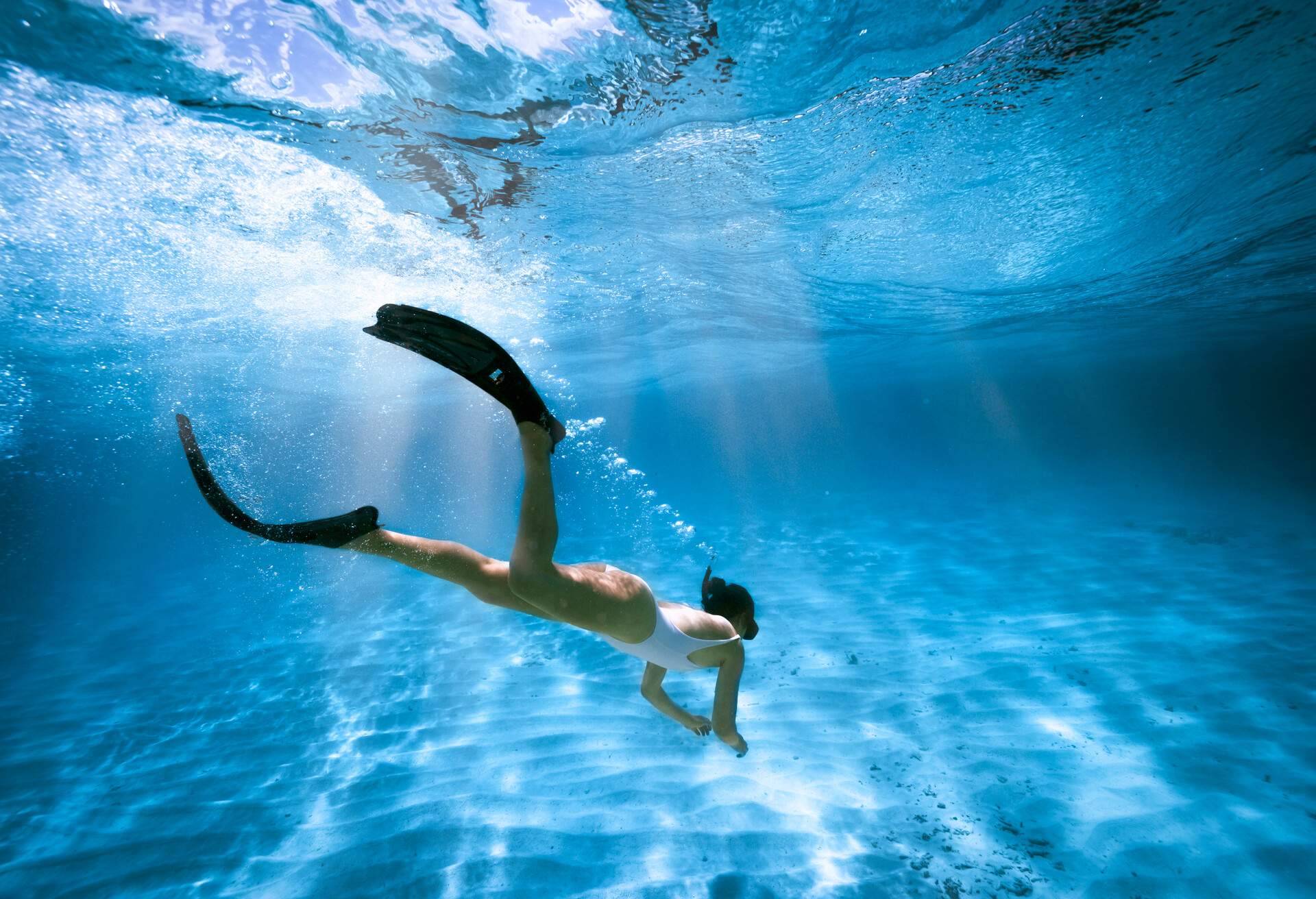 THEME_PEOPLE_SNORKELLING_FINS_GettyImages-1406473076