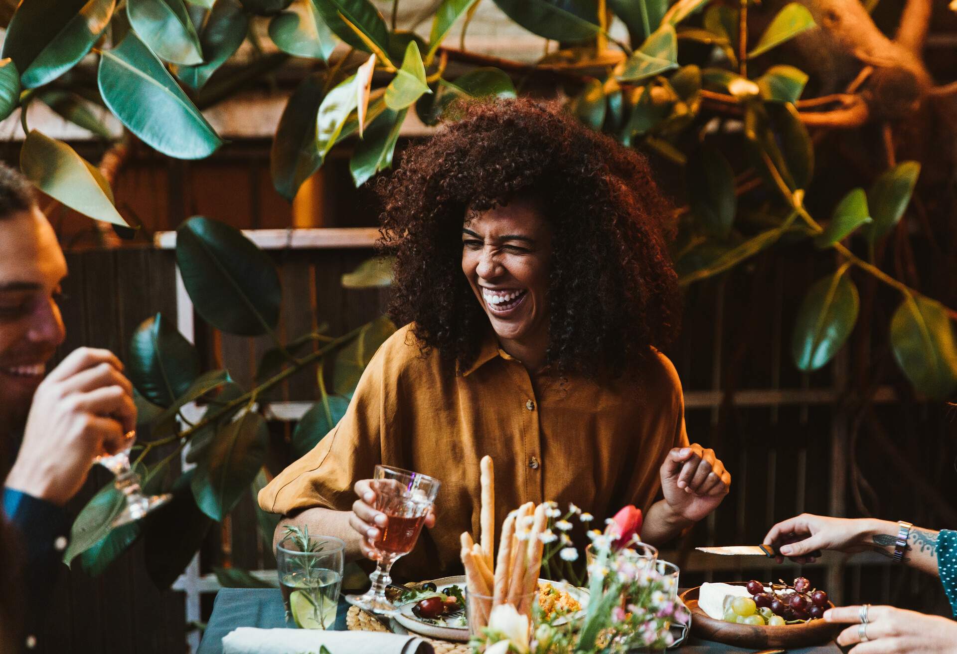 RESTAURANT_PEOPLE_FRIENDS_WOMAN_LAUGHING