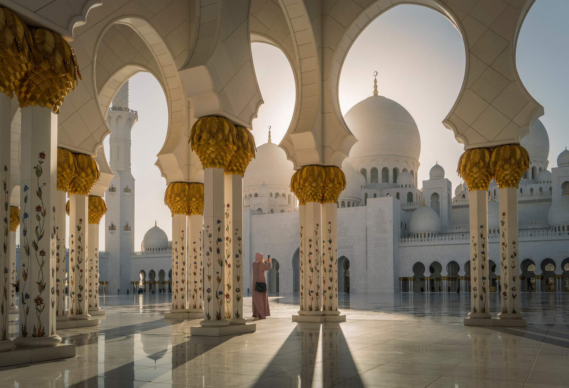 DEST_UAE_ABU_DHABI_MOSQUE_GettyImages-692384714