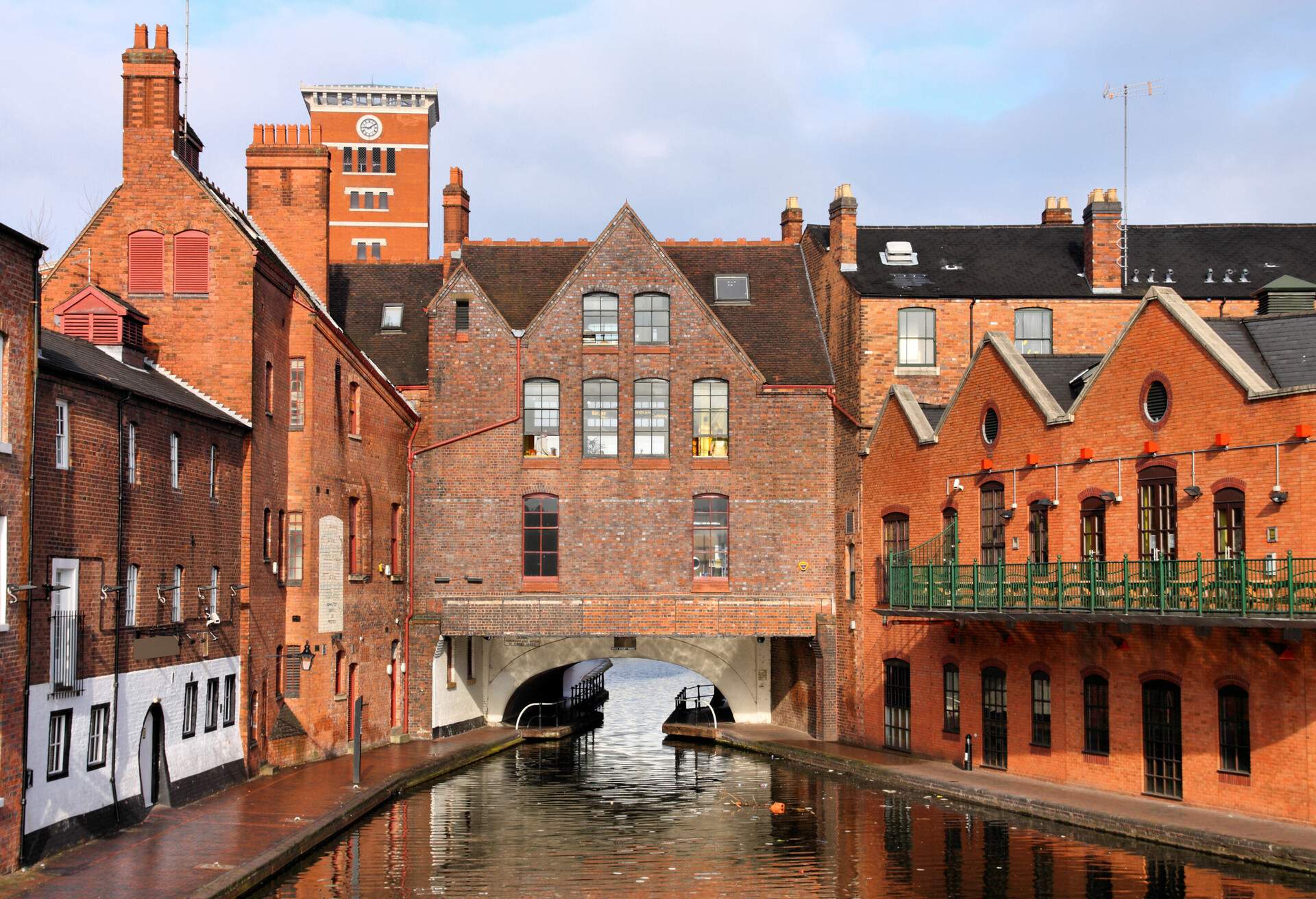 DEST_UK_BIRMINGHAM_Birmingham water canal network-famous Gas Street Basin_GettyImages-178745760