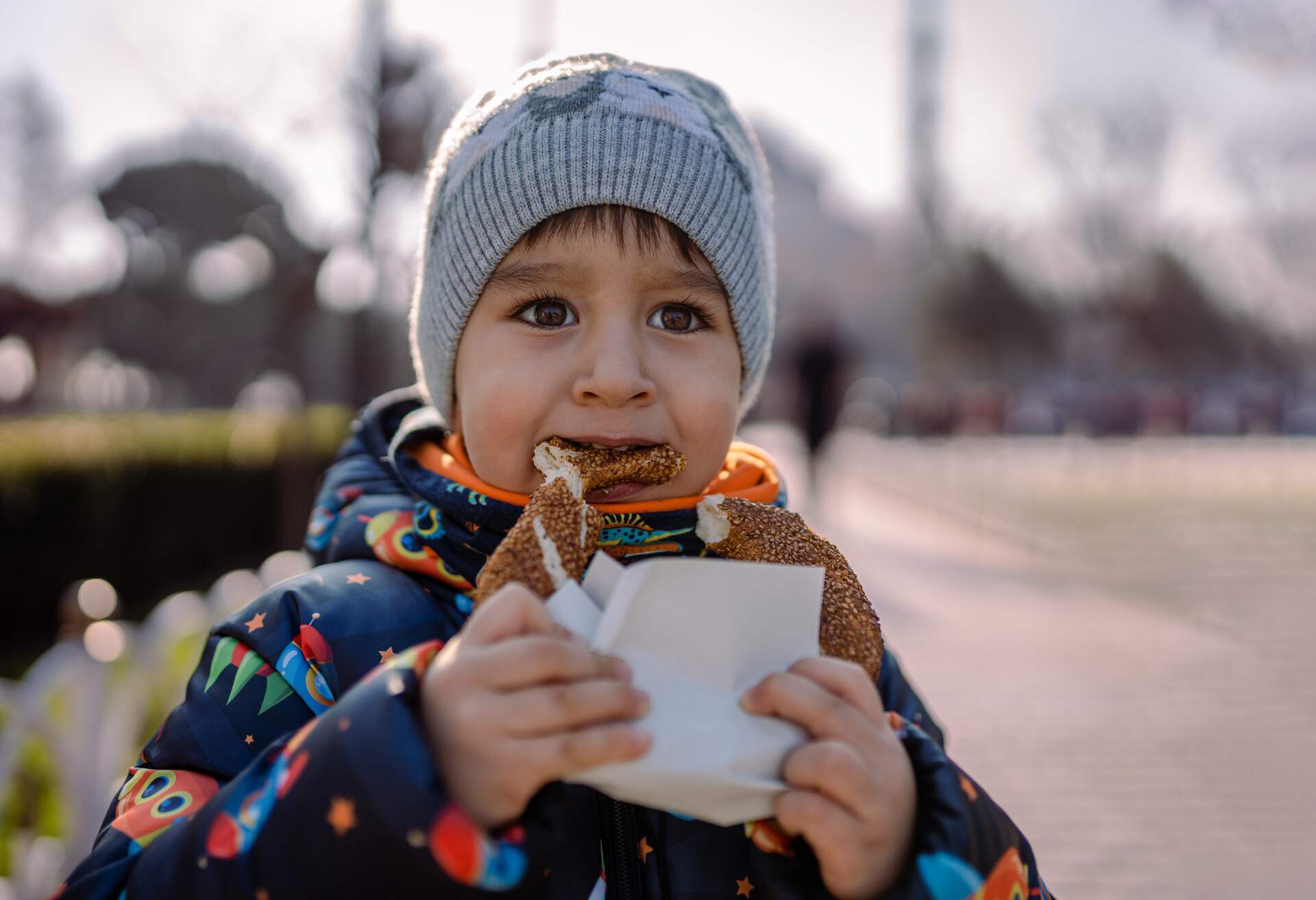 THEME_FOOD_TURKISH_SIMIT_PEOPLE_CHILD_GettyImages-1454364332