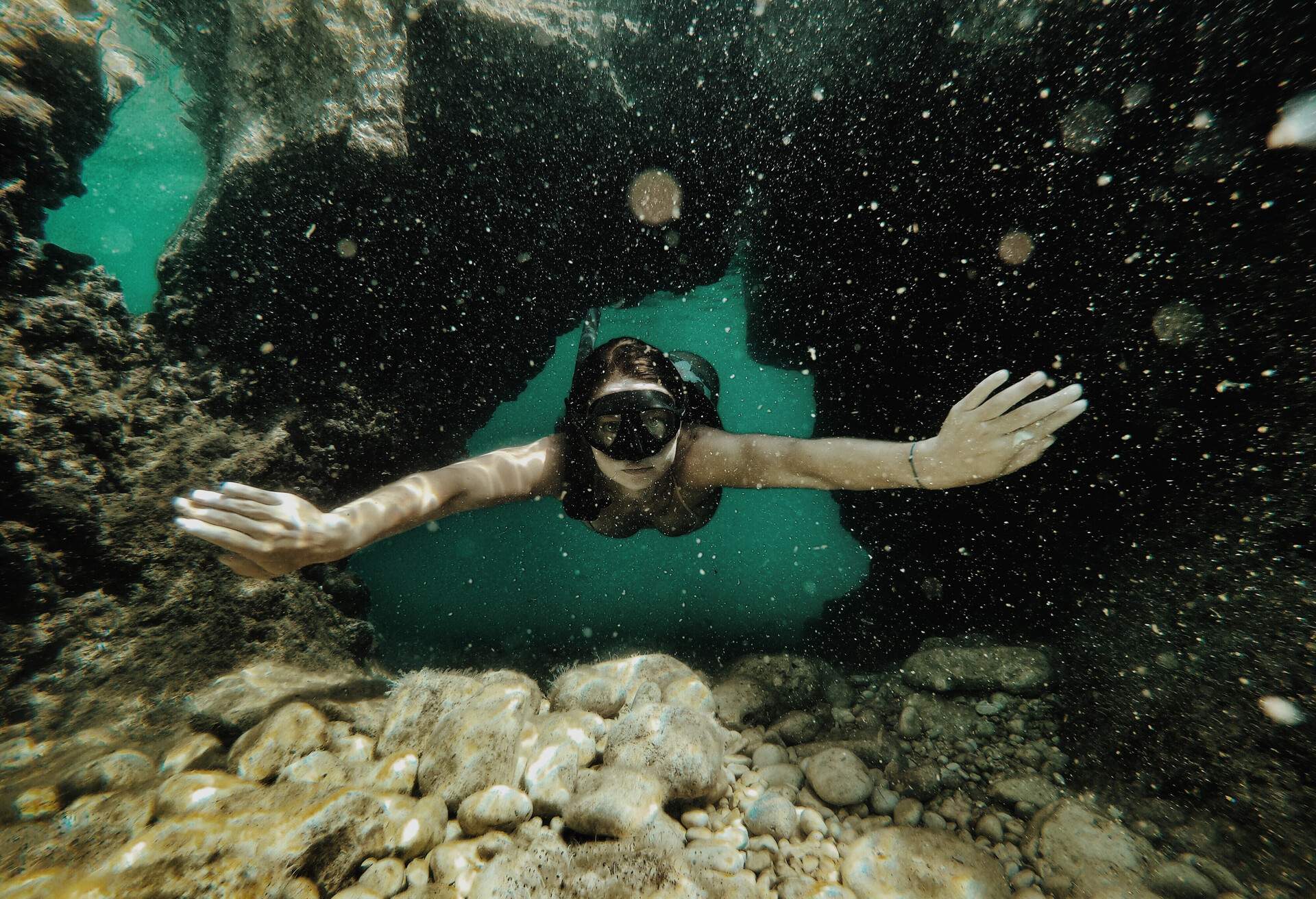 woman_snorkeling_diving