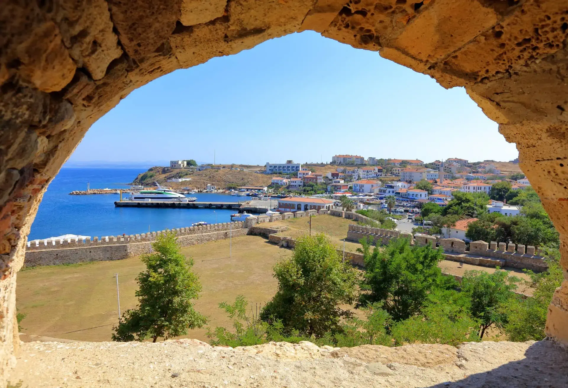 Blick von der Burg Tenedo auf Bozcaada in der Türkei.