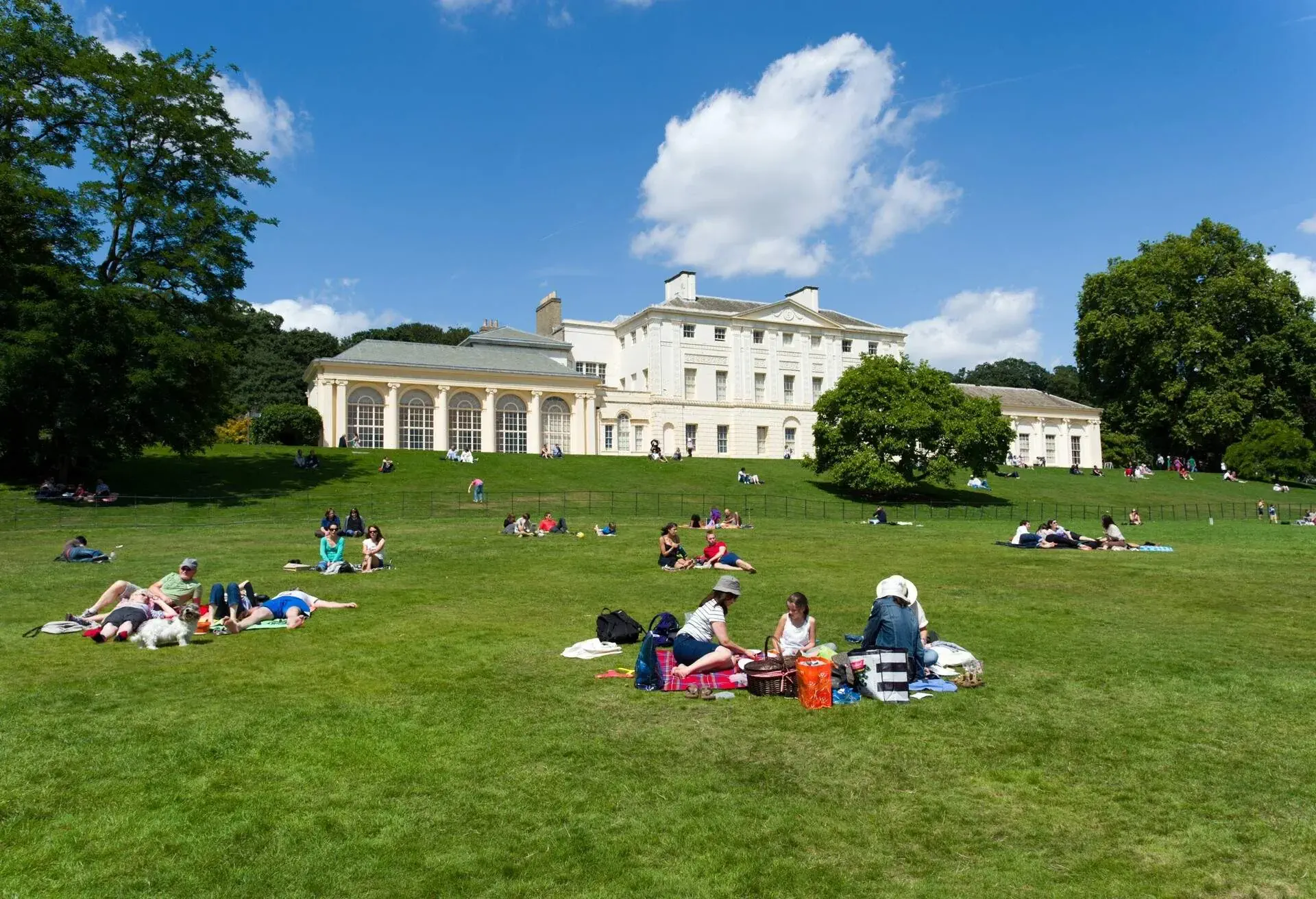 DEST_UK_ENGLAND_LONDON_KENWOOD_HOUSE_THEME_PICNIC_GettyImages-517861267