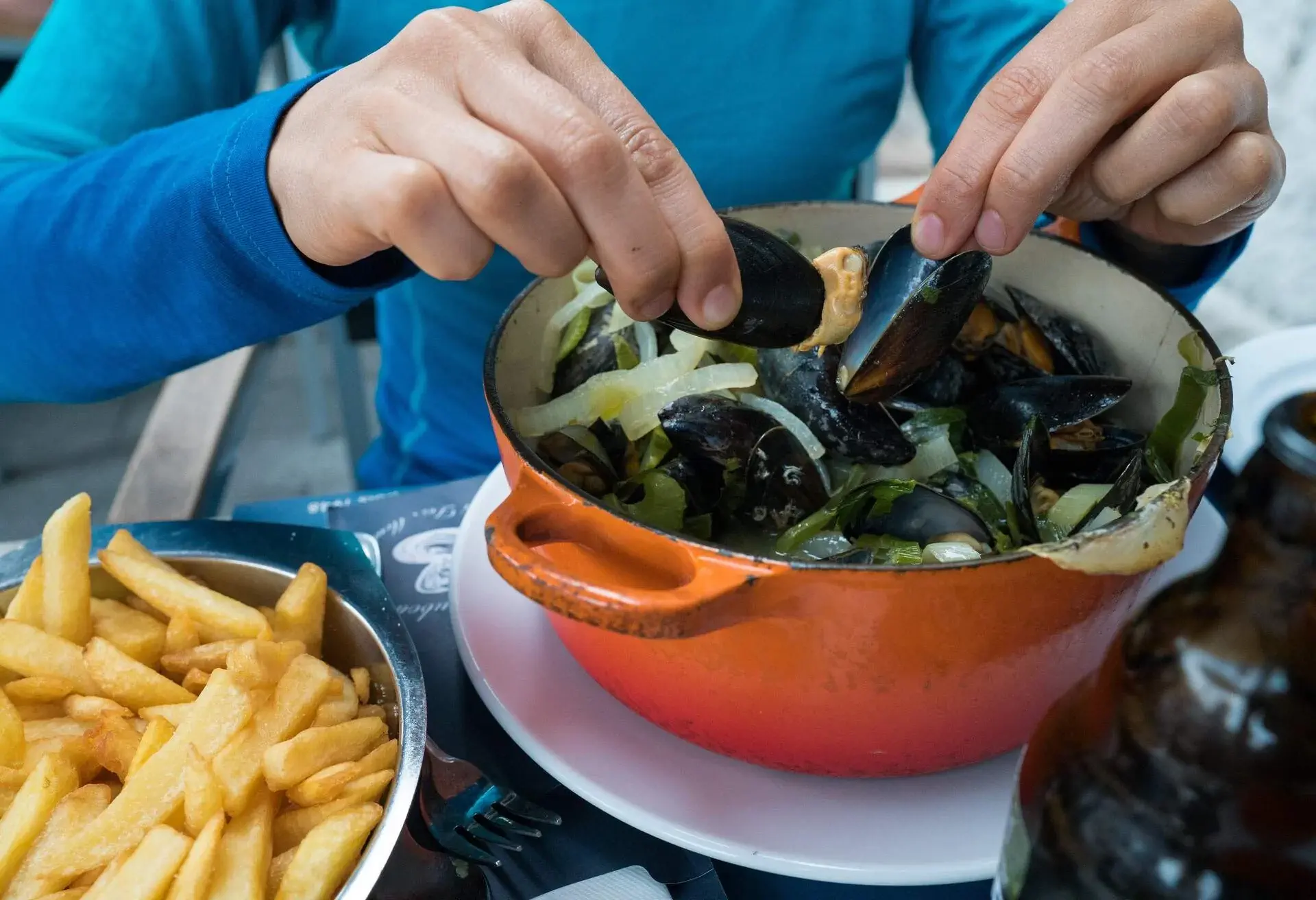 THEME_FOOD_FRENCH_MOULES_FRITES_MUSCLES_FRIES_GettyImages-1173560779