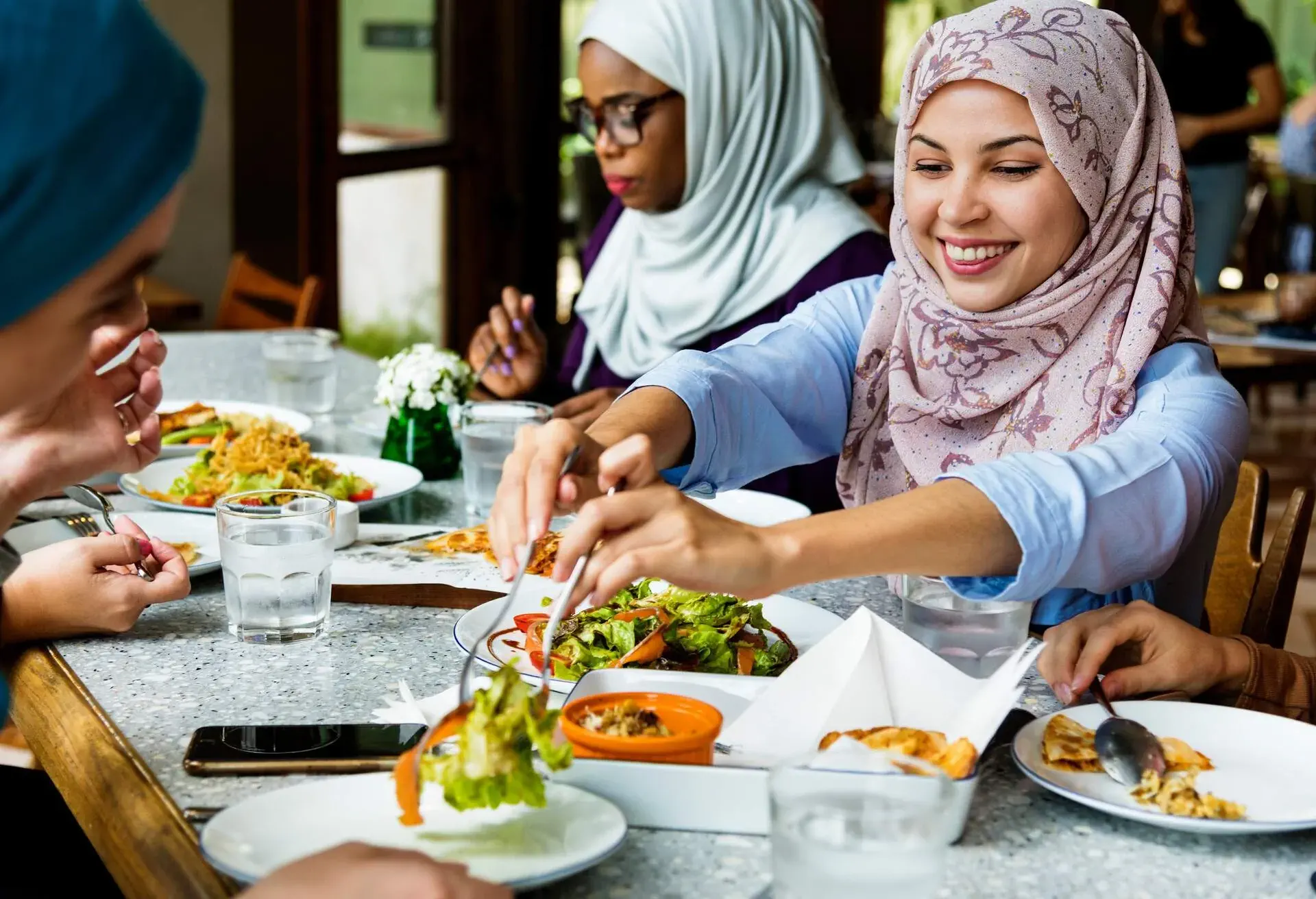 DEST_UAE_DUBAI_THEME_RESTAURANT_FOOD_PEOPLE_FRIENDS_GettyImages-1040288342.jpg