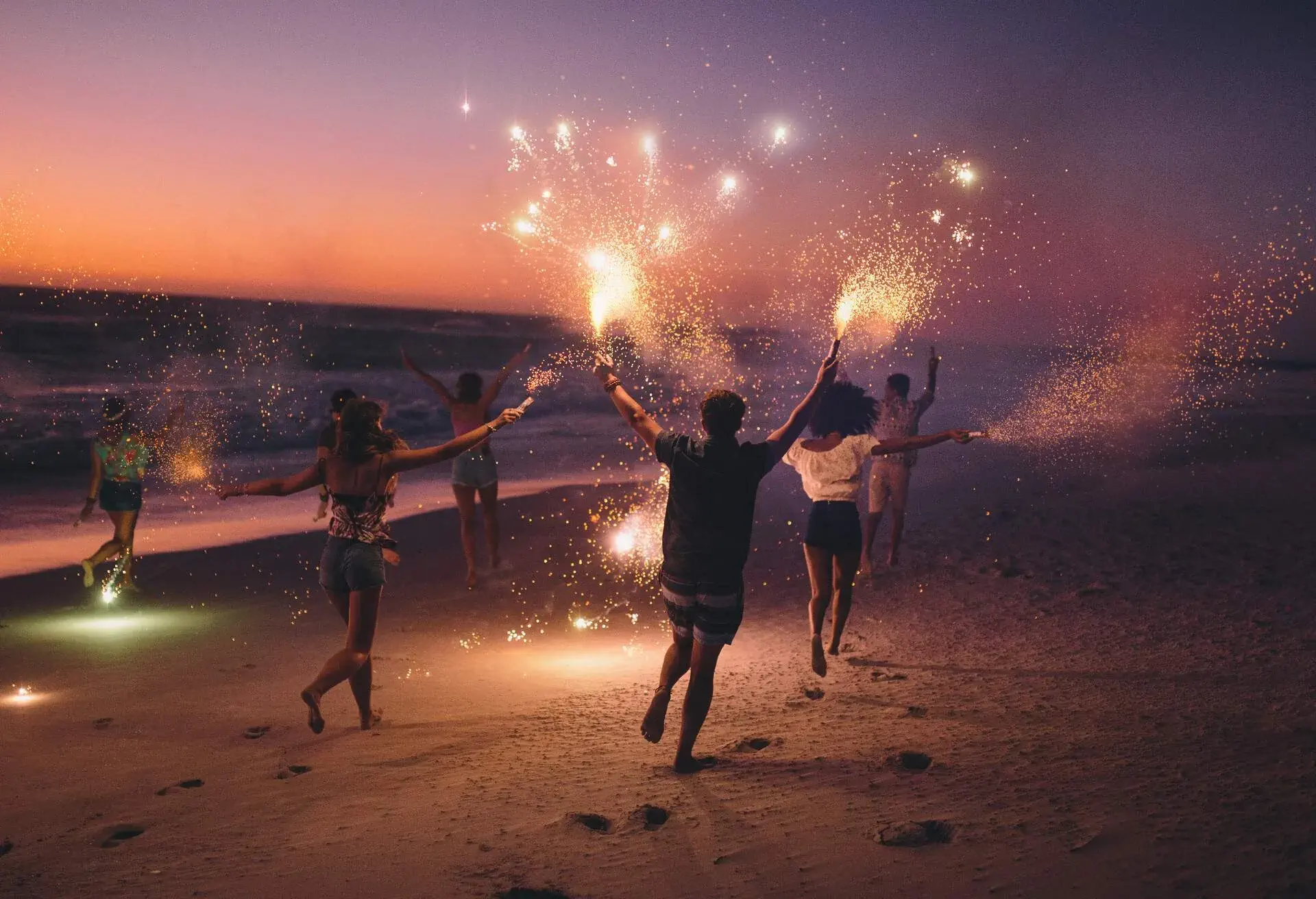 THEME_NEW-YEARS-NYE_FIREWORKS_BEACH_GettyImages-471113366