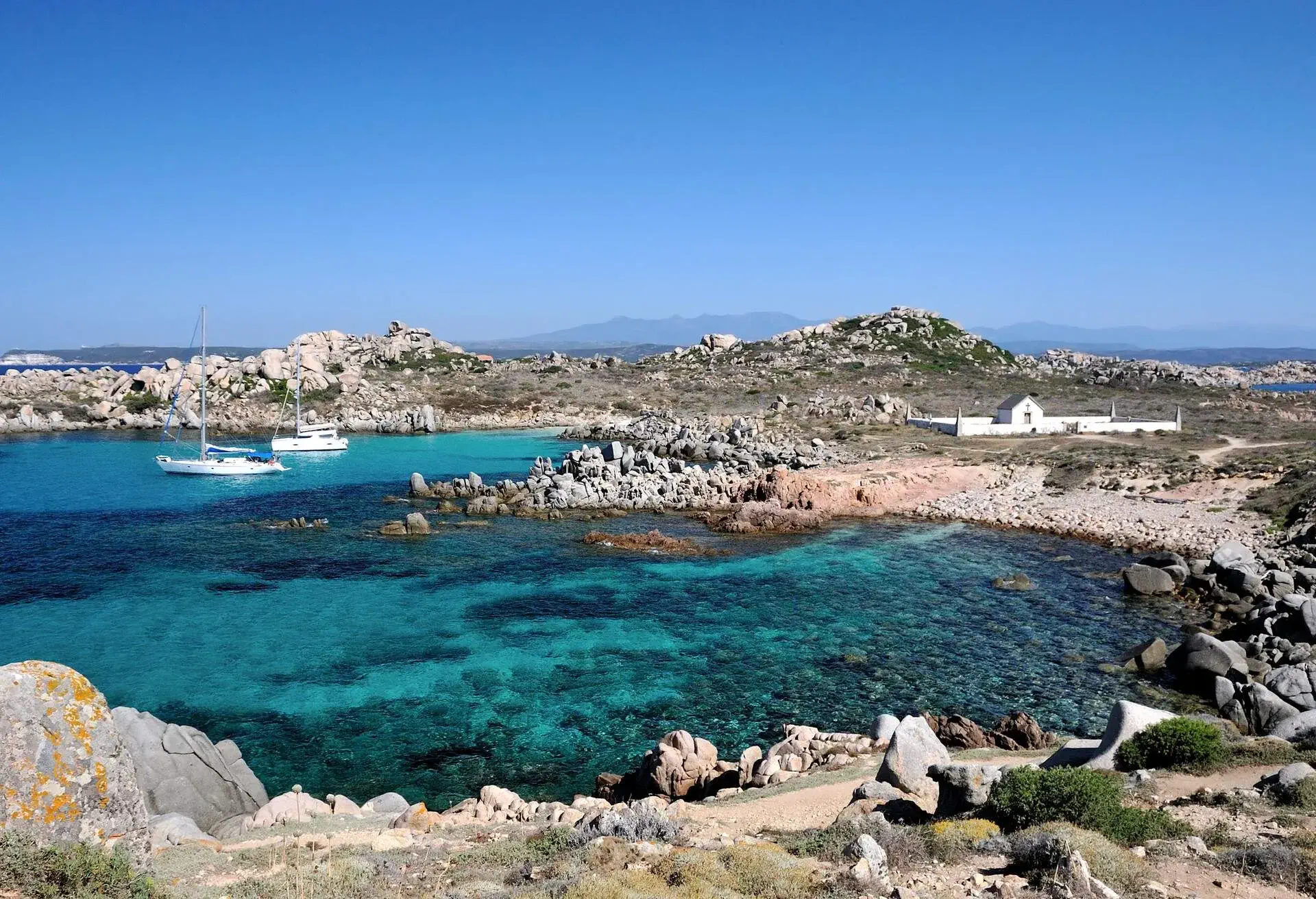 DEST_FRANCE_CORSICA_LAVEZZI_ISLAND_GettyImages-178819019